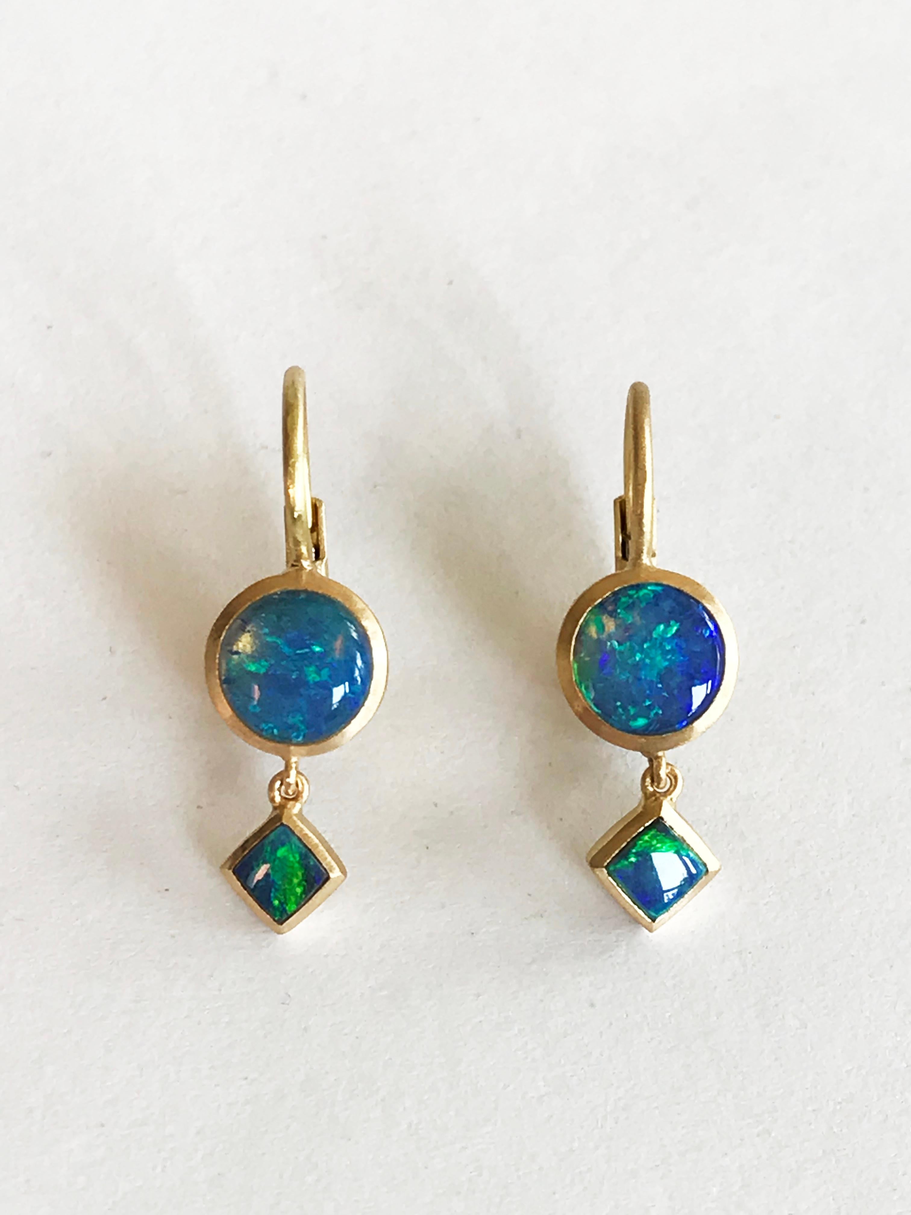 Dalben runde und quadratische Ohrringe mit australischem Opal aus Gelbgold im Zustand „Neu“ im Angebot in Como, IT