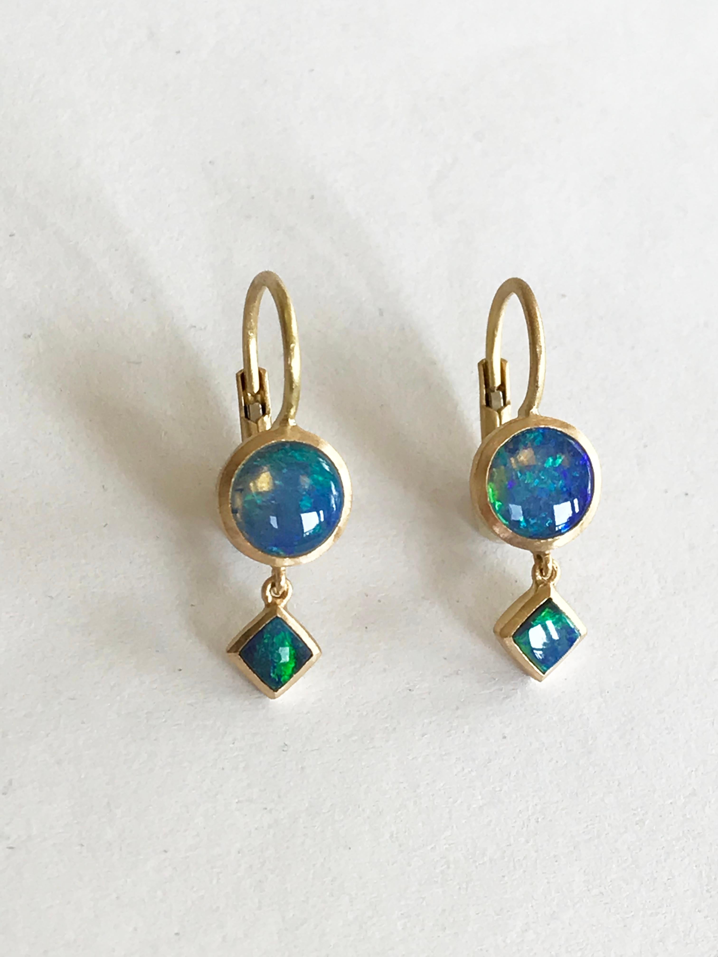 Dalben runde und quadratische Ohrringe mit australischem Opal aus Gelbgold Damen im Angebot