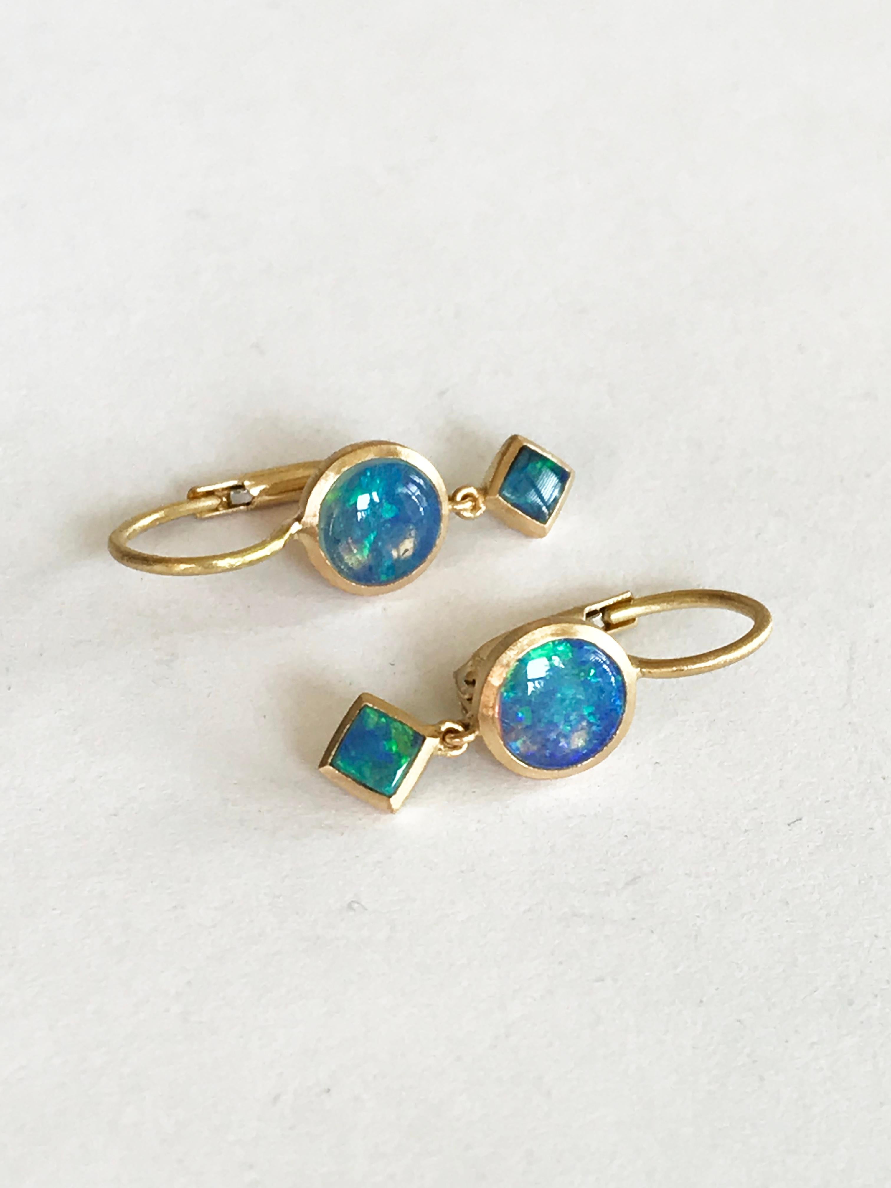 Dalben runde und quadratische Ohrringe mit australischem Opal aus Gelbgold im Angebot 1