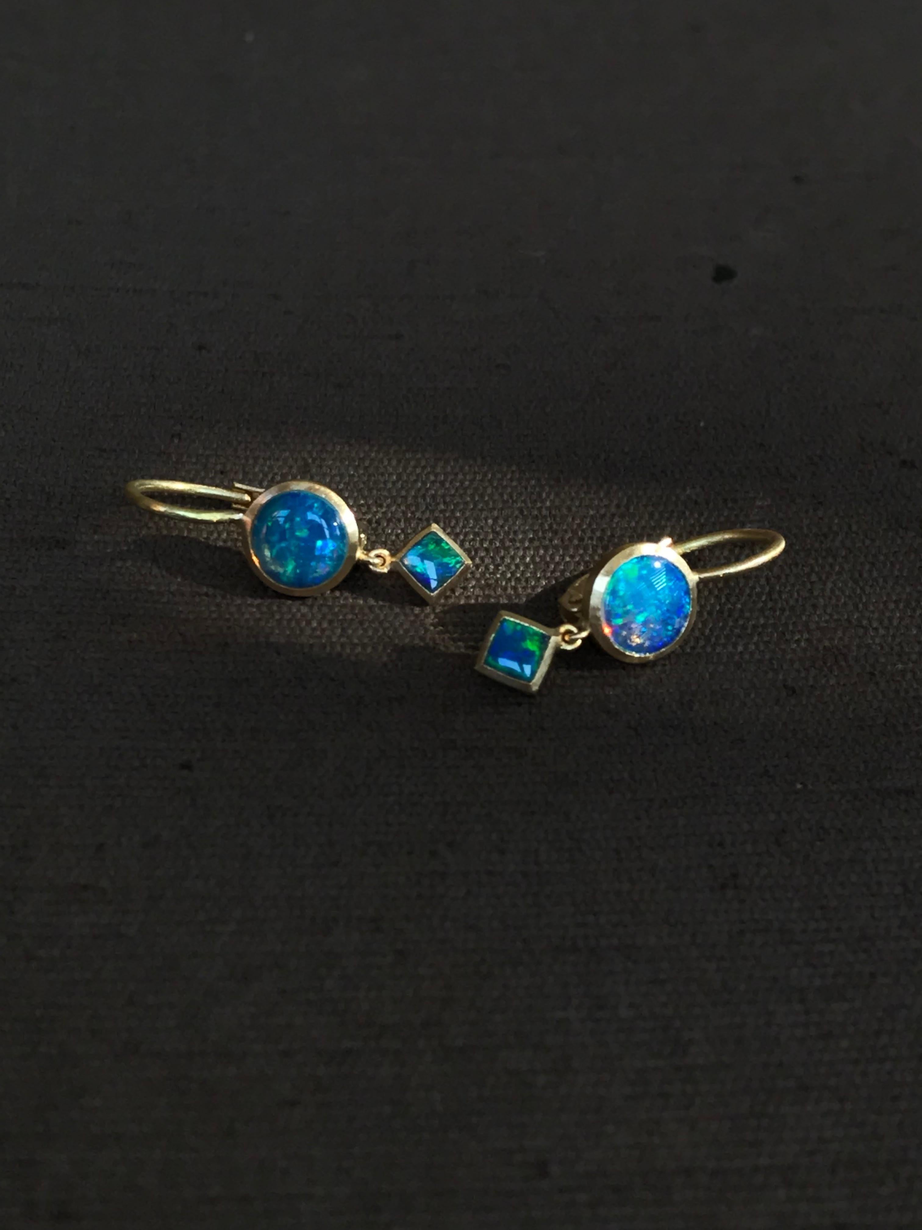 Dalben runde und quadratische Ohrringe mit australischem Opal aus Gelbgold im Angebot 2