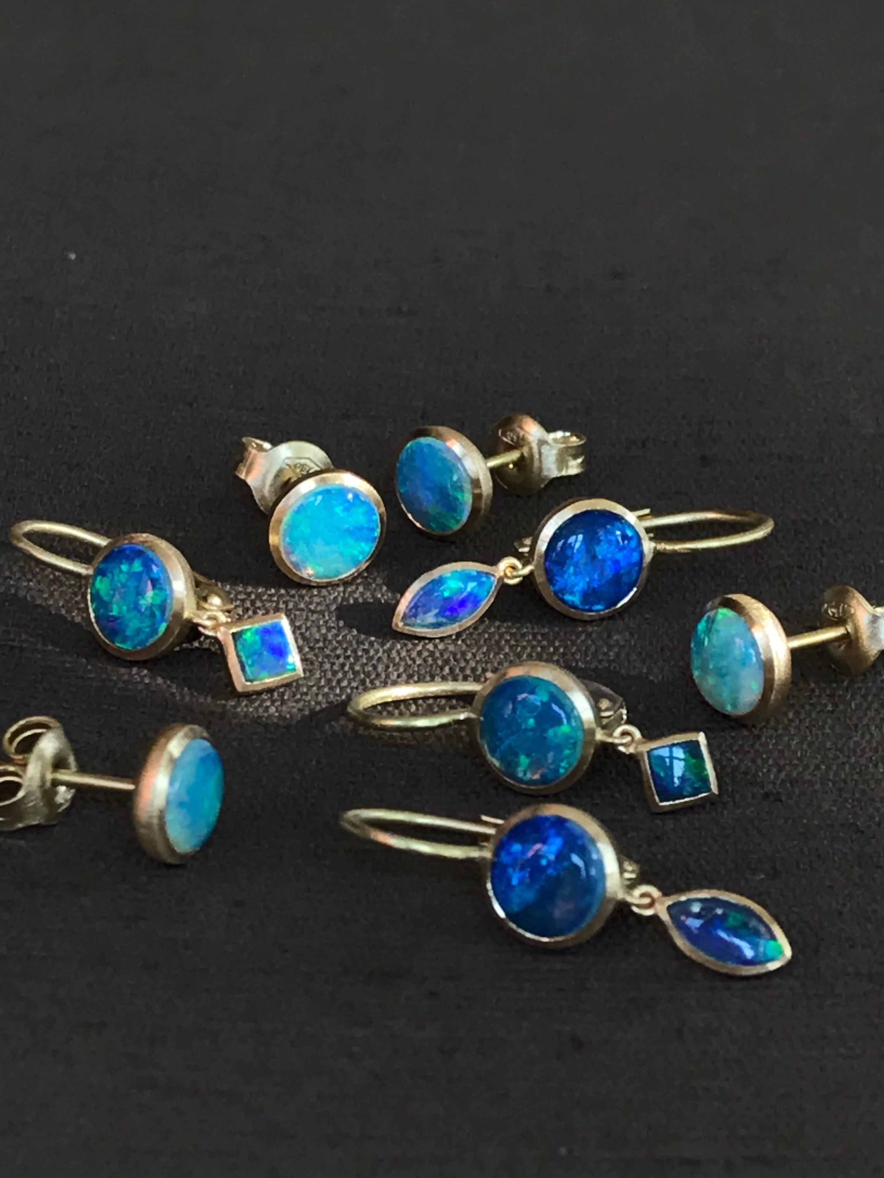 Dalben runde und quadratische Ohrringe mit australischem Opal aus Gelbgold im Angebot 3
