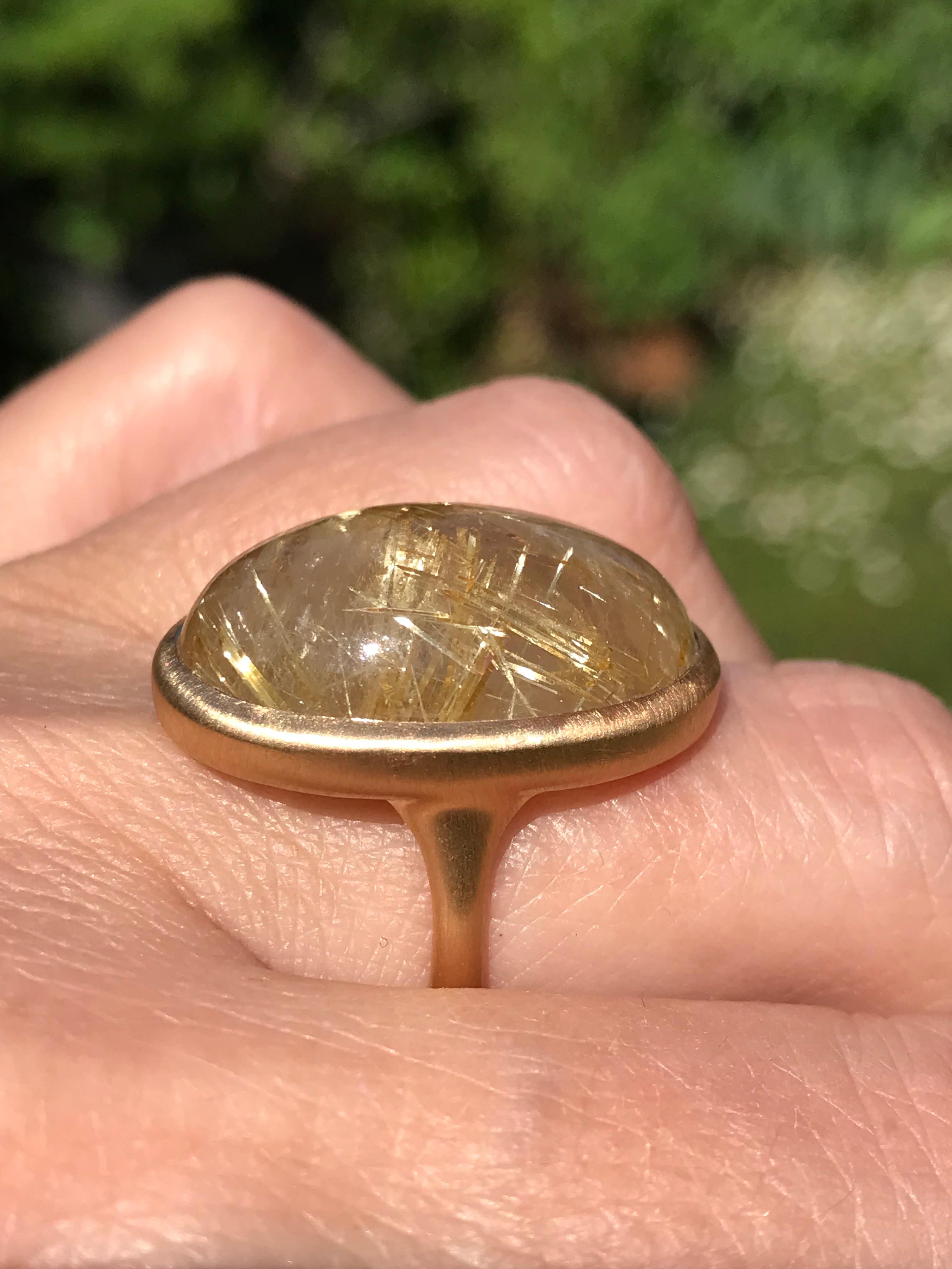Dalben design Unique en son genre jaune 18 kt  bague en or avec un quartz rutile cabochon ovale pesant 27,7 carats  .
Le quartz rutile a  merveilleuse aiguille de couleur or.
Taille de l'anneau  US 7 1/4   - EU 55 redimensionnable .  
Dimension de