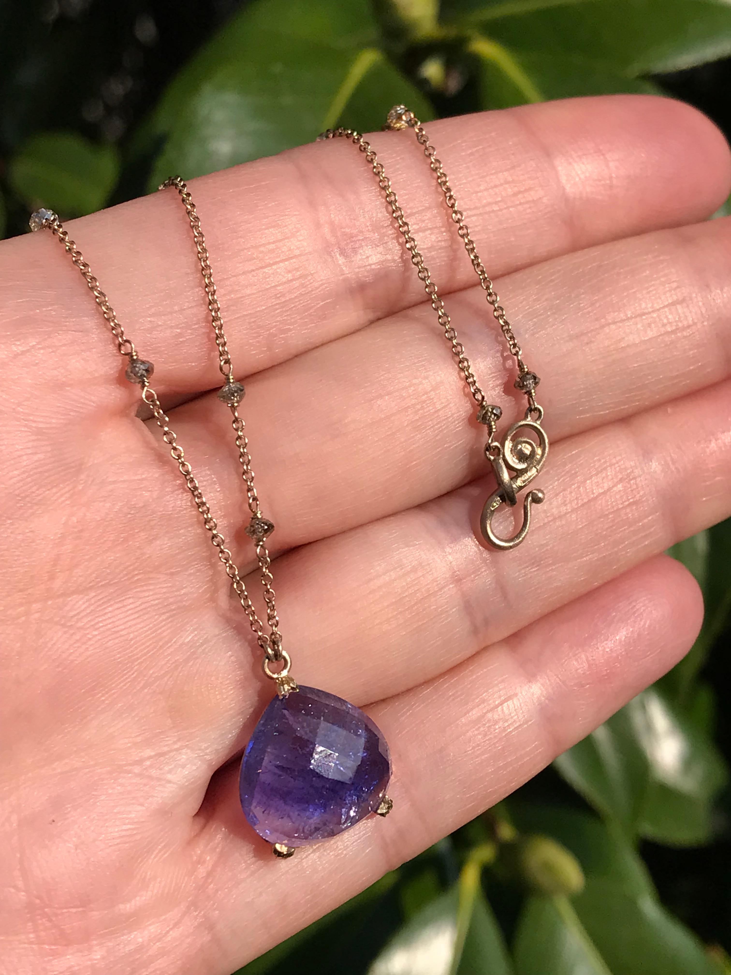 Collier Design/One fait à la main composé d'une tanzanite en forme de goutte montée sur une chaîne en or blanc 18k avec des perles de diamant brun clair facettées.   . 
Perles de diamant dimension : 2,3 mm poids total ct. 1,6
Pendentif tanzanite à