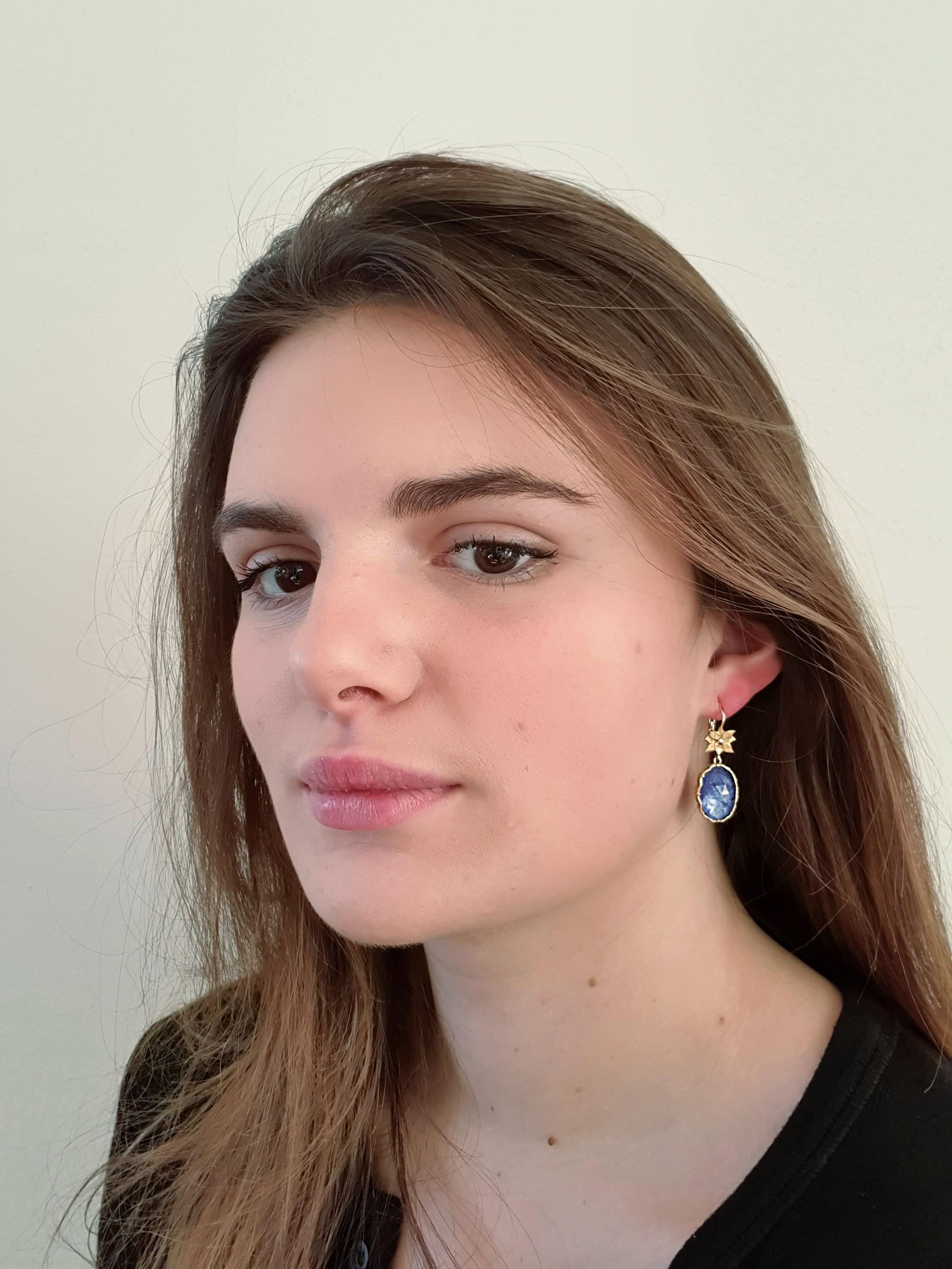 Contemporary Dalben Tanzanite Leaf Engraved Gold Dangle Earrings For Sale