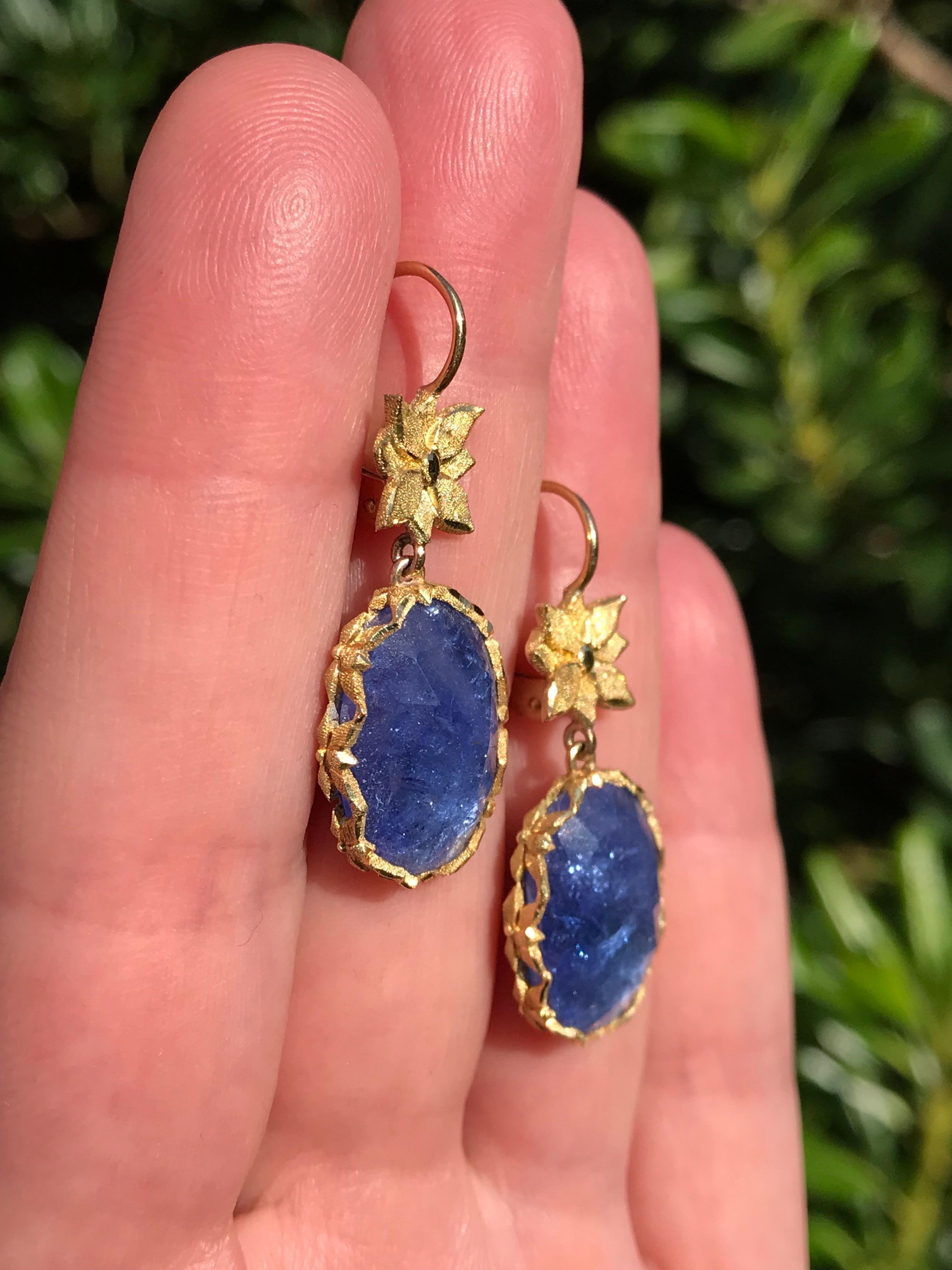 Dalben Tanzanite Leaf Engraved Gold Dangle Earrings In New Condition For Sale In Como, IT