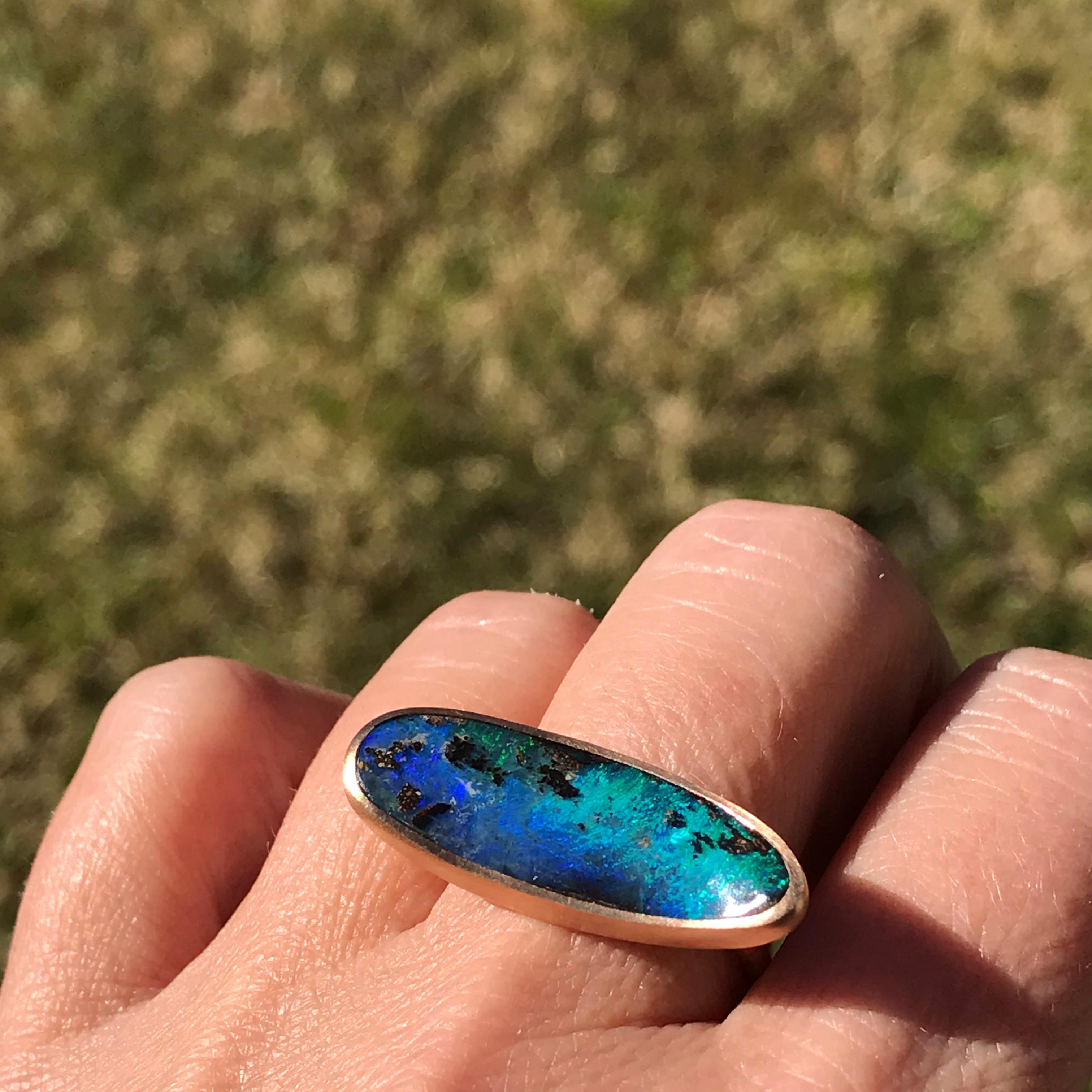 Dalben Design Einzigartiger Ring aus satiniertem 18-karätigem Roségold mit einem sehr langen ovalen 8,5-karätigen blauen australischen Boulder-Opal in Kesselfassung.
Der australische Boulder Opal hat die tiefblauen, grünen Farben.
Ring Größe 7 1/4 