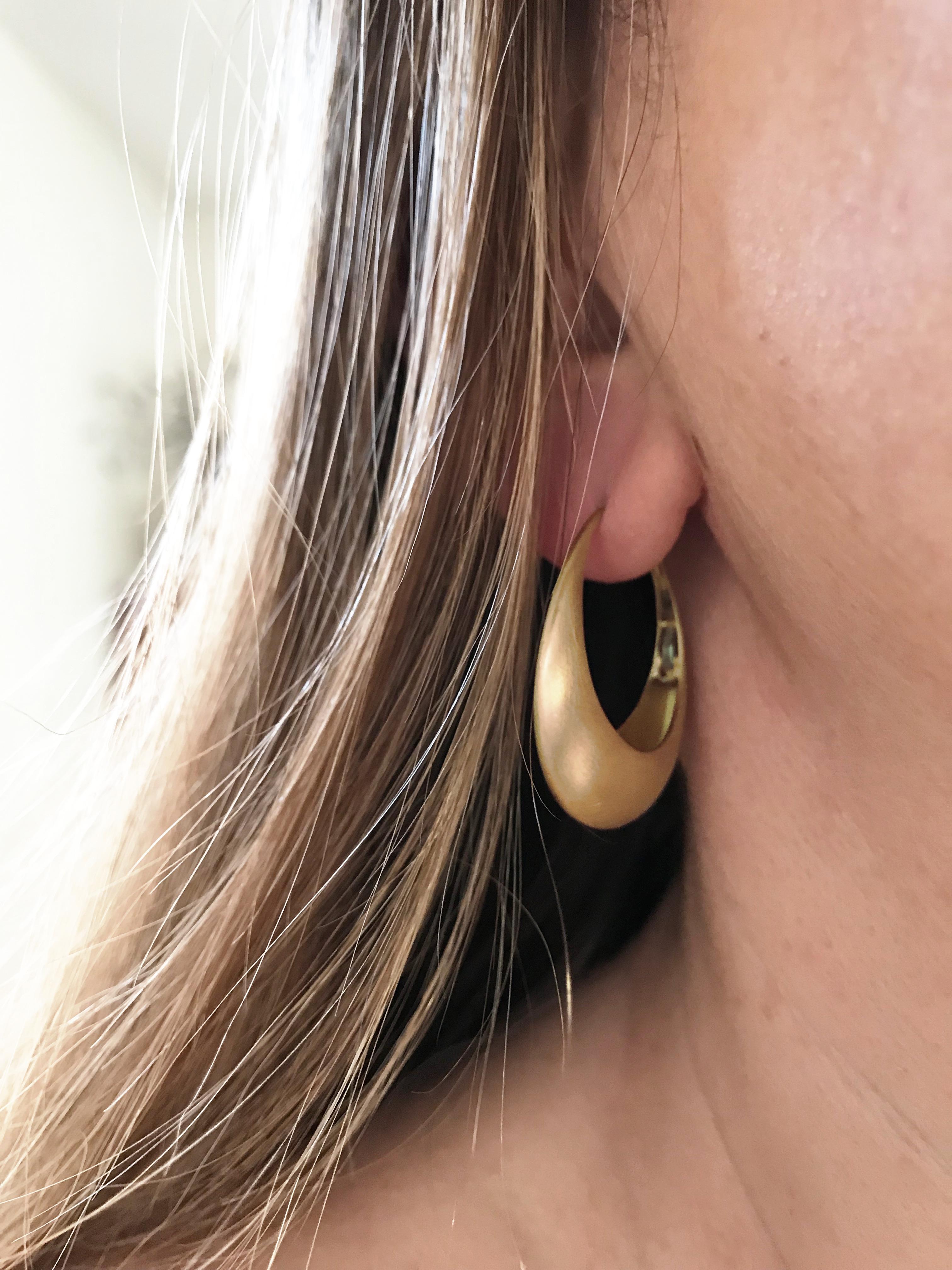 Le design de Dalben  boucles d'oreille avec finition en satin jaune rose 18 k   .
Dimensions :
hauteur 30,7 mm
largeur 26 mm
profondeur 7,3 mm
Disponible également en or rose 18 k,
Les boucles d'oreilles sont  fabriqués à la main dans notre atelier