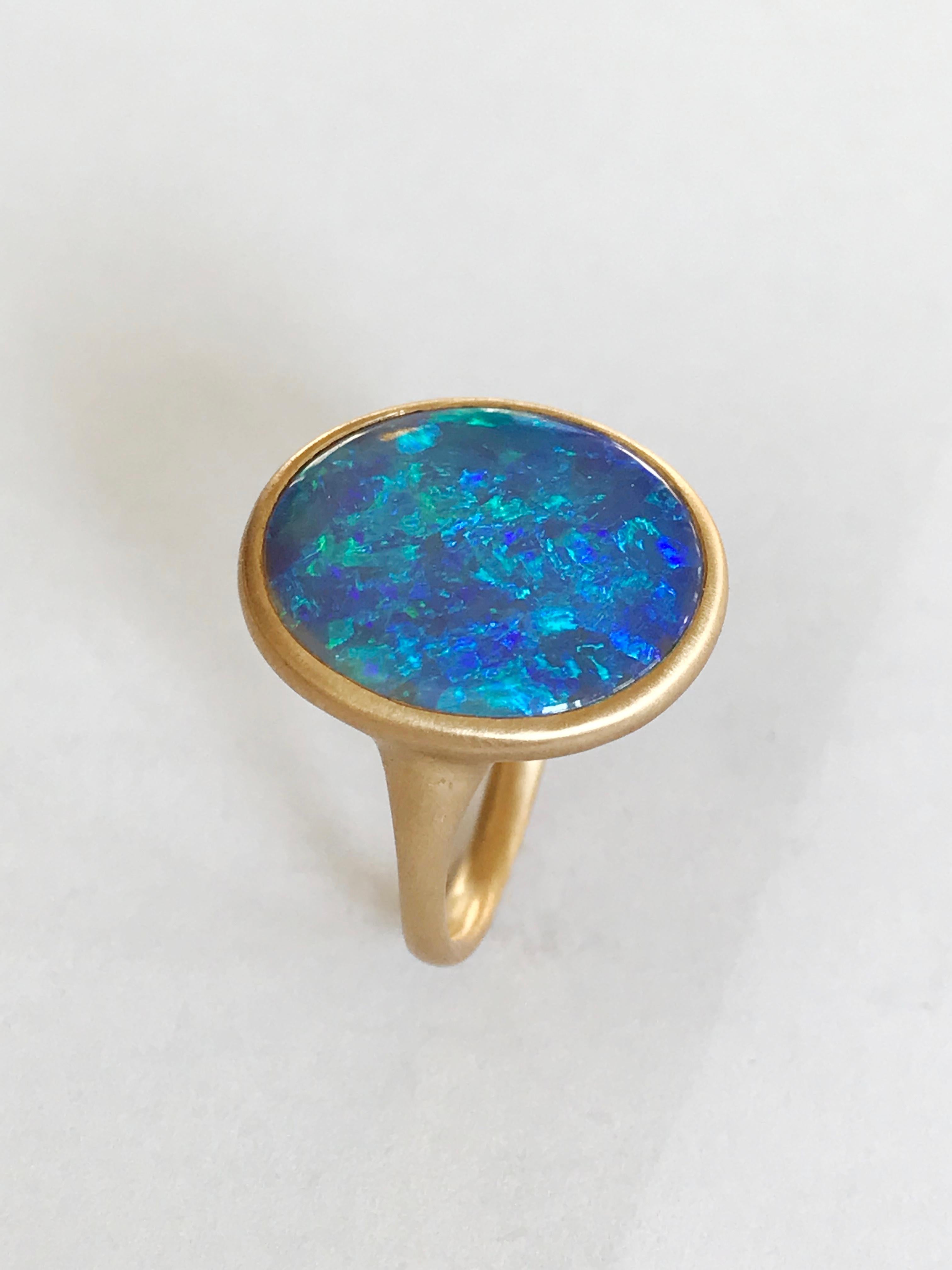 Cabochon Dalben Yellow Gold Ring with Coober Pedy Opal