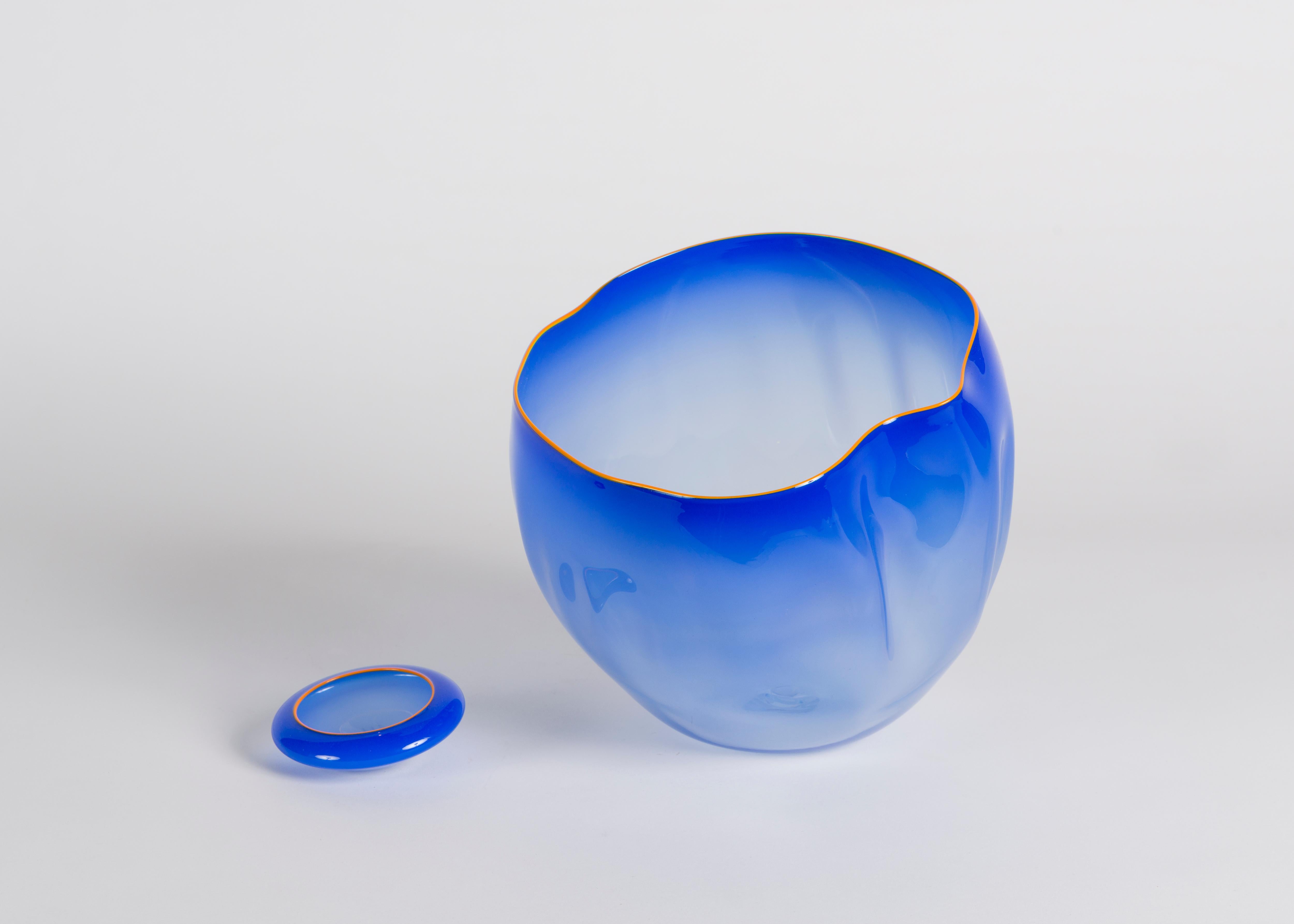 Un ensemble di due pezzi di Dale Chihuly che possiede l'estetica tipica dell'artista: una tavolozza e una forma ultraterrene, oltre a un'incredibile qualità elettrica che fa sembrare le sue opere prive di peso, come se fossero sospese nello spazio.