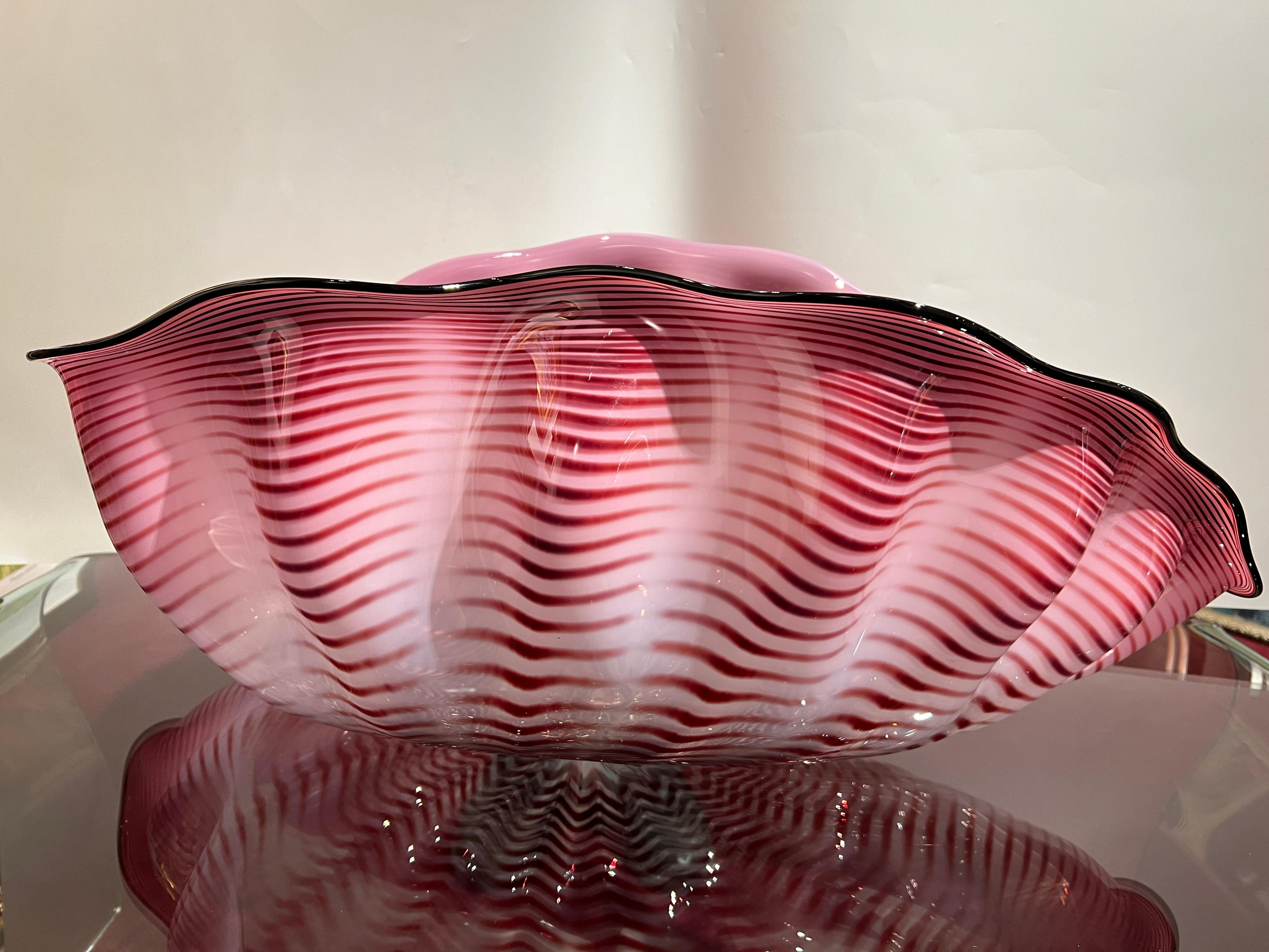 Forme de mer rose camée avec enveloppe de lèvre noire (94,678.s1) - Modernisme américain Art par Dale Chihuly