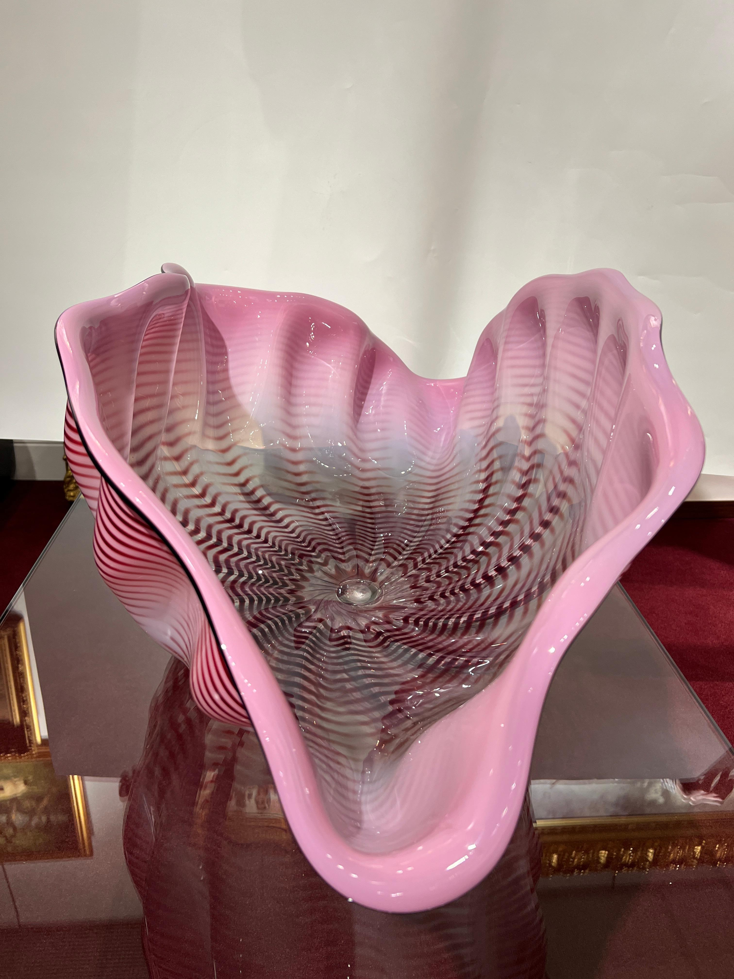 Forme de mer rose camée avec contour des lèvres noir (94.678.s1), 1994
Dale Chihuly (américain, né en 1941)
14 x 32 x 18 pouces

Né à Tacoma, dans l'État de Washington, Dale Chihuly est devenu le verrier orné le plus célèbre de la fin du XXe siècle
