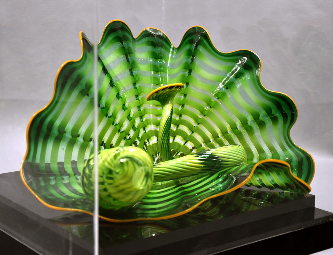 Der amerikanische Glasbildhauer Dale Chihuly ist bekannt für seine innovativen Techniken zur Herstellung mundgeblasener Glasskulpturen. Seine Glaspraxis ist eine Abkehr von den traditionellen symmetrischen und perfekt geformten Gefäßen. Stattdessen