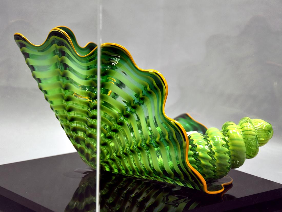 Celtic Emerald Persians - Contemporary Sculpture by Dale Chihuly