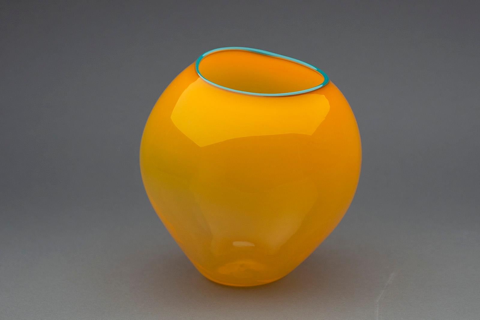 Artist: Dale Chihuly
Title: Mango Basket with teal Lip Wrap
Medium: Hand Blown Glass
Size: 7"
Signed: Inscribed and dated by Chihuly
Year: 2000
Provenance: Gallery Certificate
Condition: Museum Quality Condition

If you have any questions please