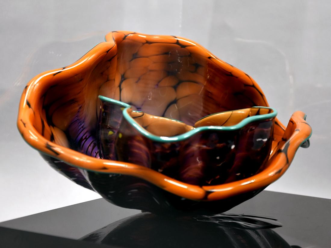 Bols en verre d'art Macchia, de Seaforms - Beige Abstract Sculpture par Dale Chihuly
