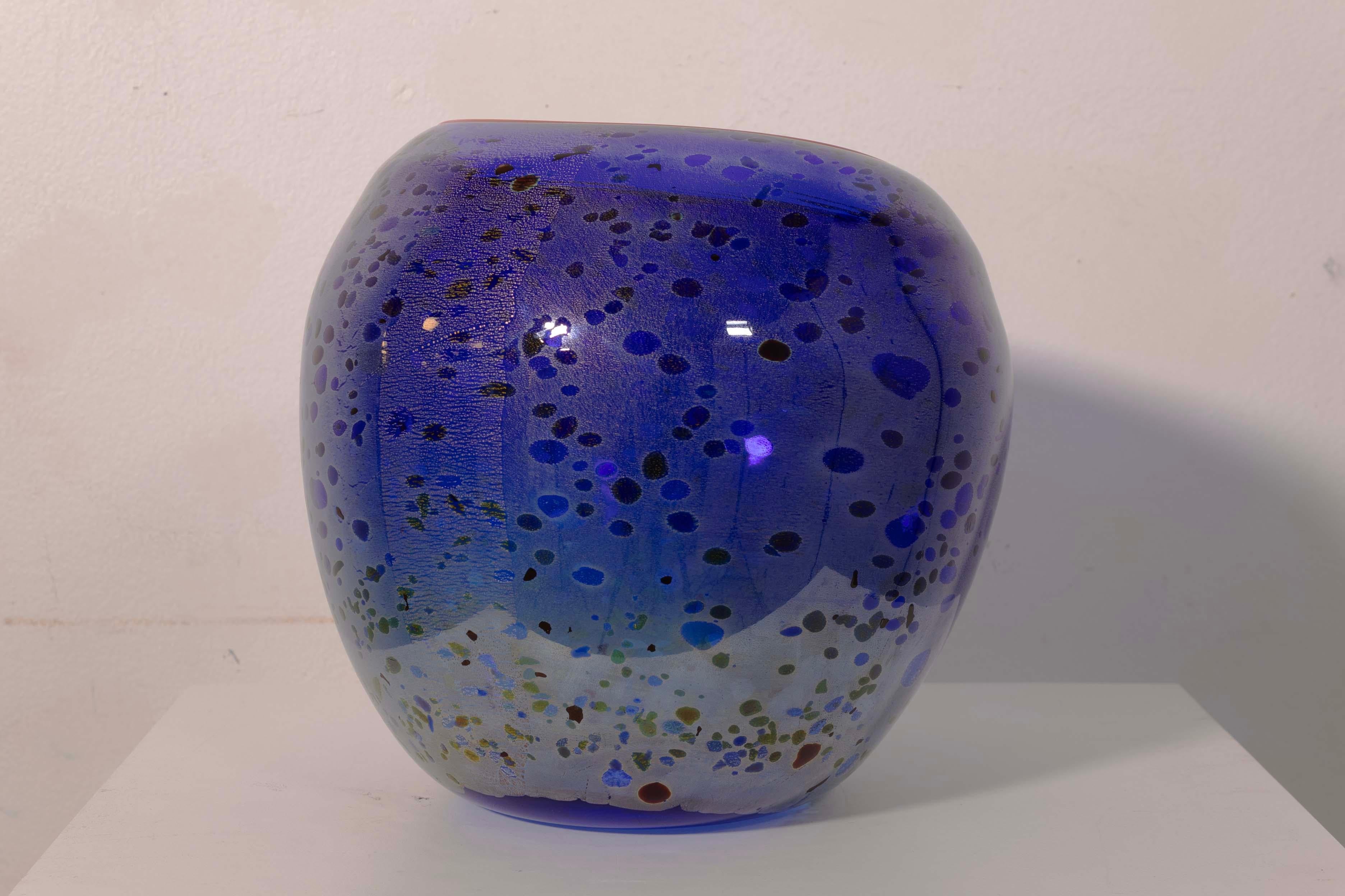 Dale Chihuly Signed Cobalt Blue Cadmium Red Lip Glass Basket Vase 1994 w/ Case In Good Condition In Keego Harbor, MI