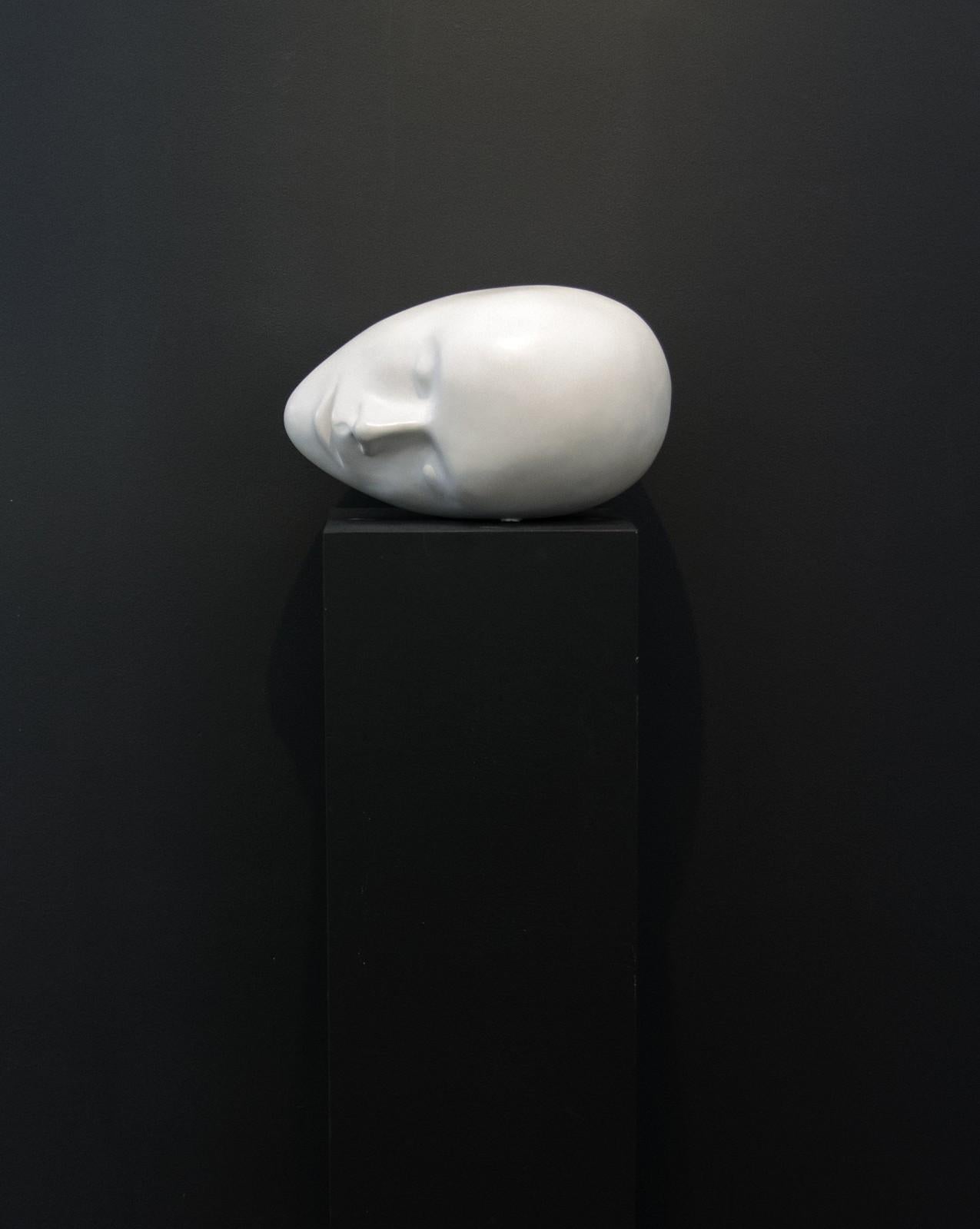 Nube 1/7 - escultura de bronce lacado blanco, suave, lisa, tranquilizadora, rostro humano en venta 2