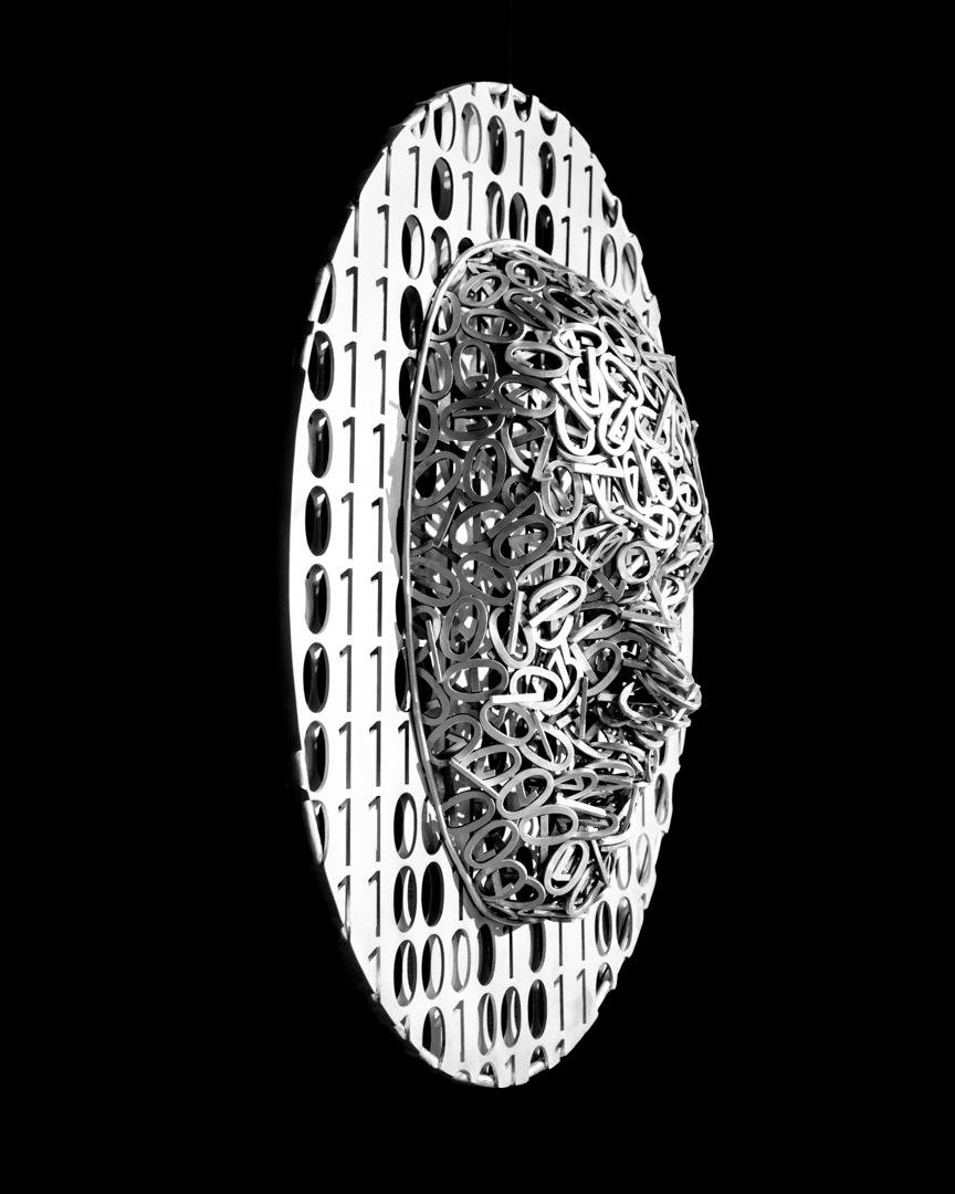 Dale Dunnings eklektisches und zeitgenössisches bildhauerisches Werk beschäftigt sich mit universellen Themen. Diese Wandskulptur ist aus gebürstetem, lasergeschnittenem Aluminium gefertigt. Der 