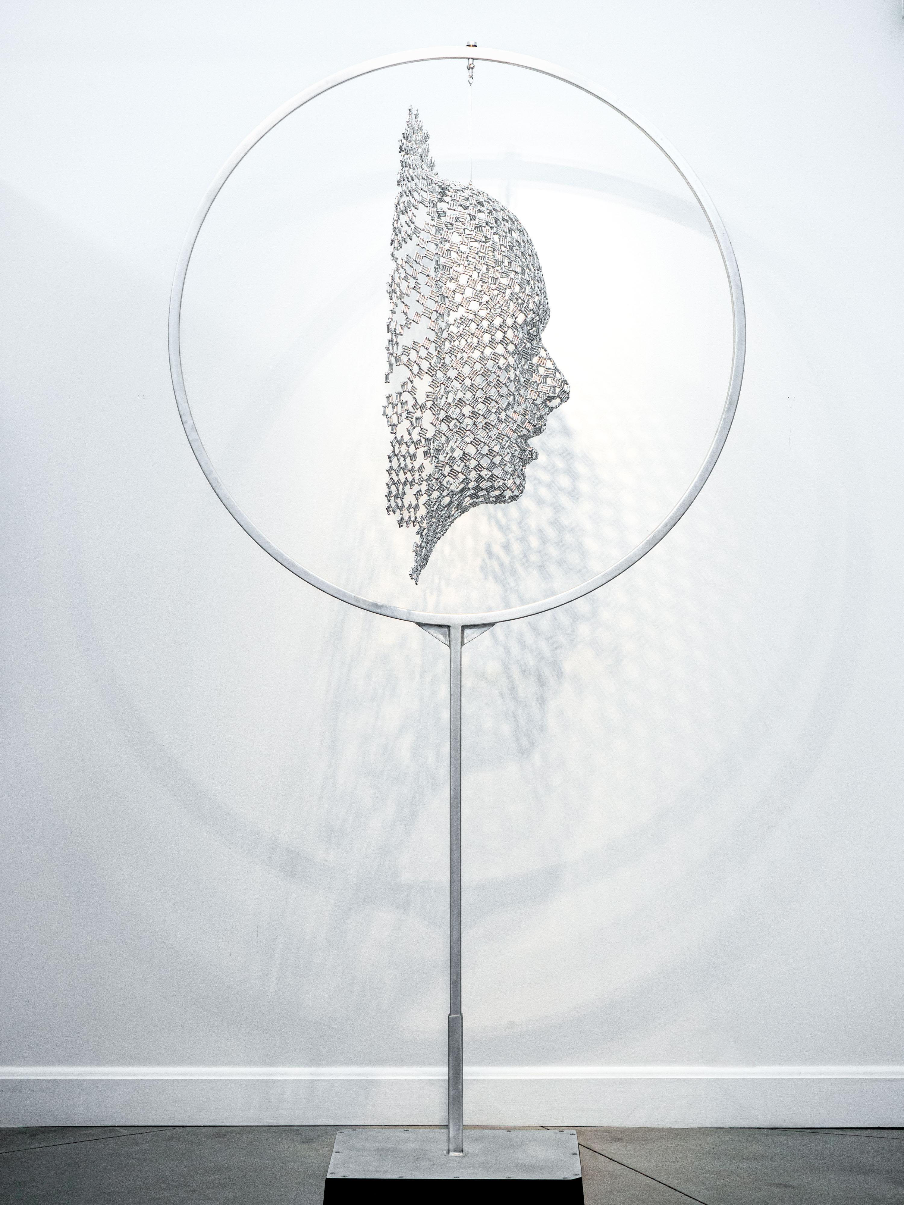 Intérieur extérieur - sculpture en acier abstraite, métal réutilisé, gothique, figurative en vente 5