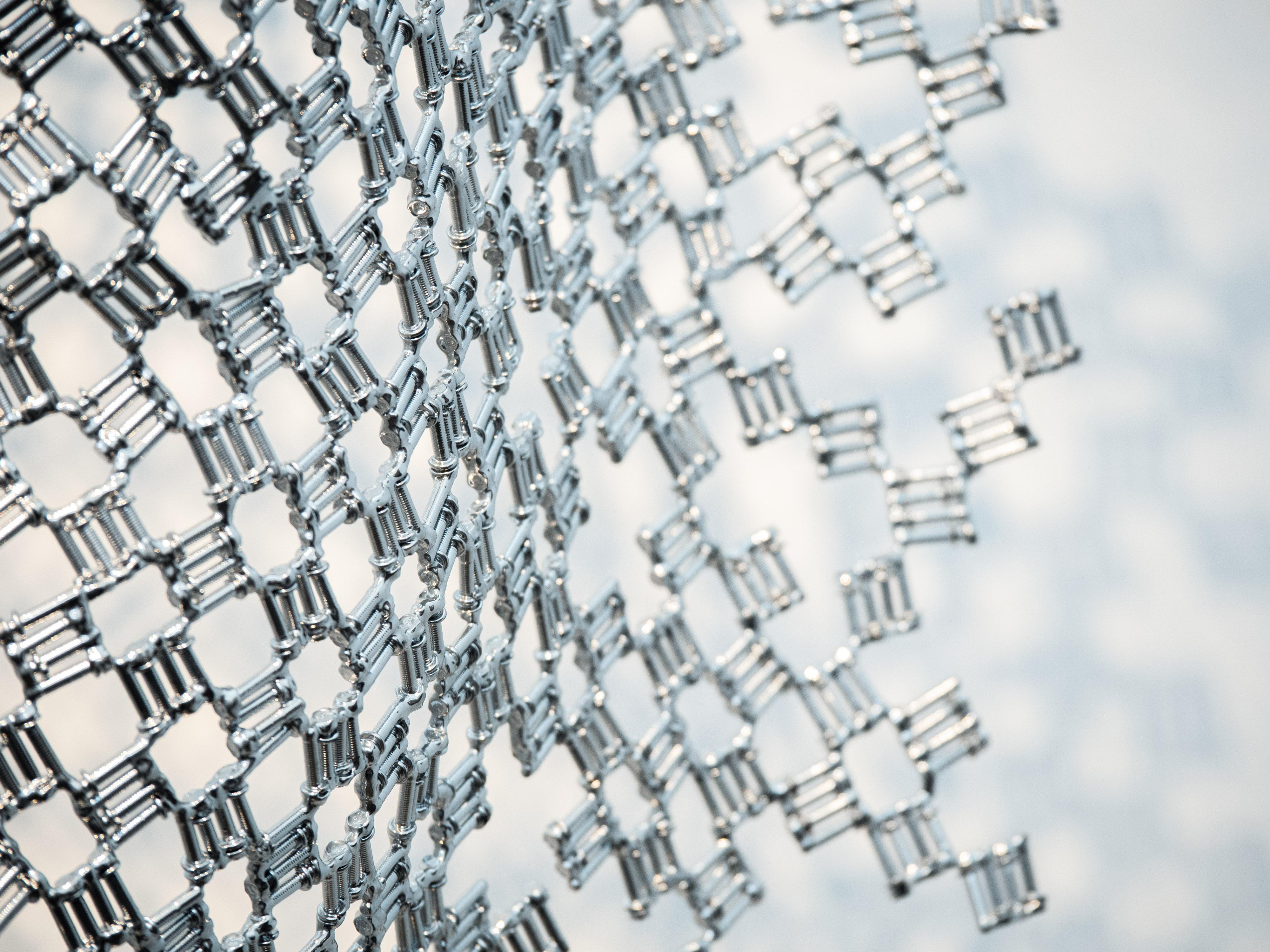 Intérieur extérieur - sculpture en acier abstraite, métal réutilisé, gothique, figurative - Contemporain Sculpture par Dale Dunning