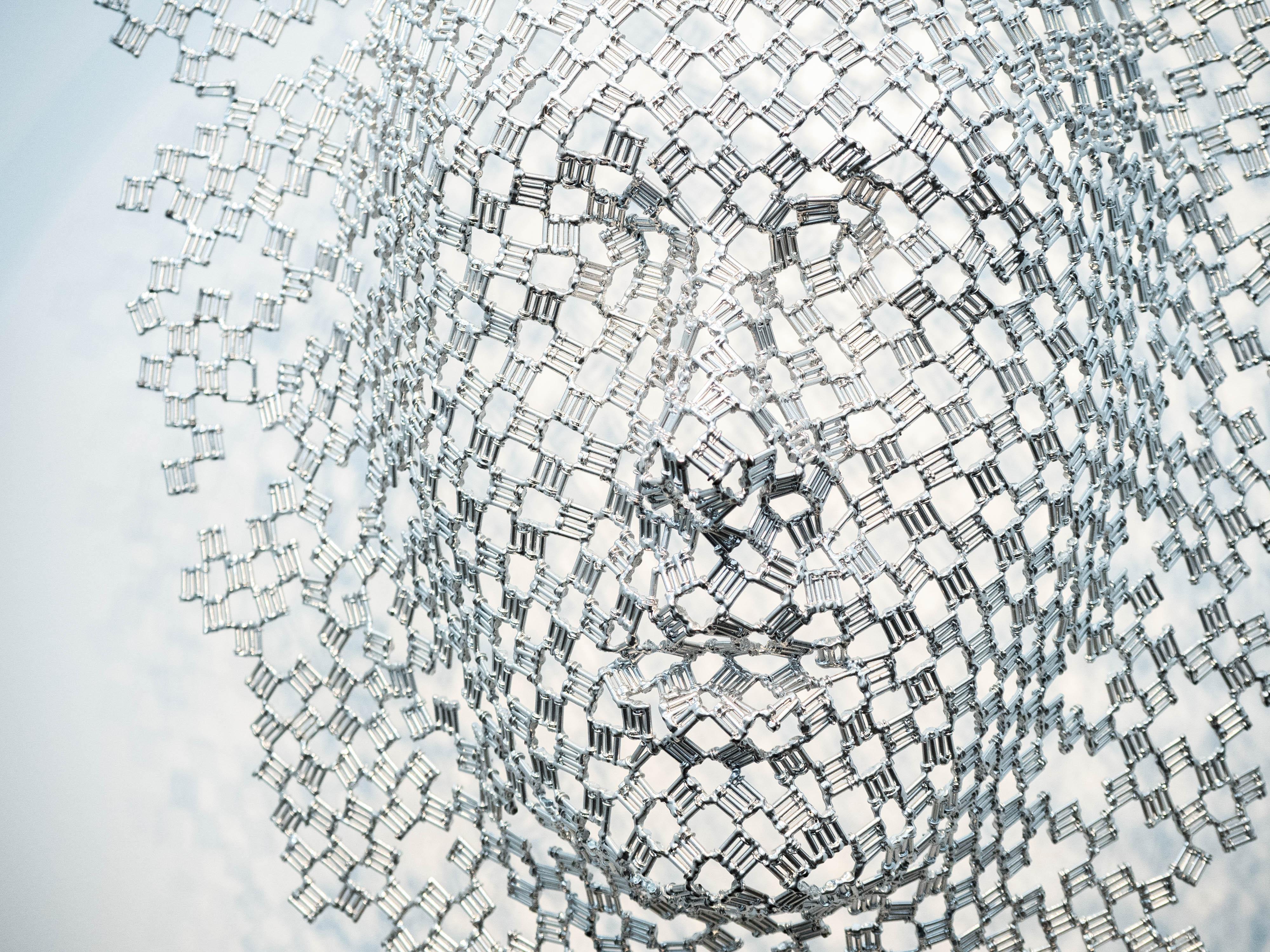 Intérieur extérieur - sculpture en acier abstraite, métal réutilisé, gothique, figurative - Bleu Figurative Sculpture par Dale Dunning