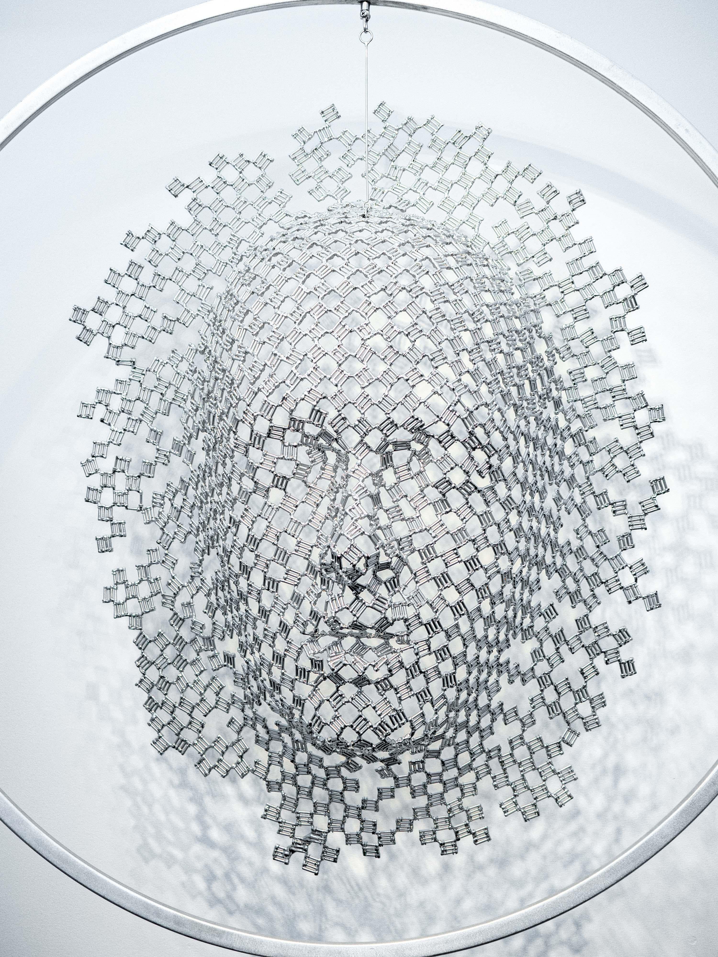 Cette sculpture métallique contemporaine d'un masque est cinétique et a été créée par un artiste canadien.
 
Cette sculpture éthérée, unique en son genre, a été forgée à la main par le maître sculpteur Dale Dunning. Les thèmes de ses œuvres tournent