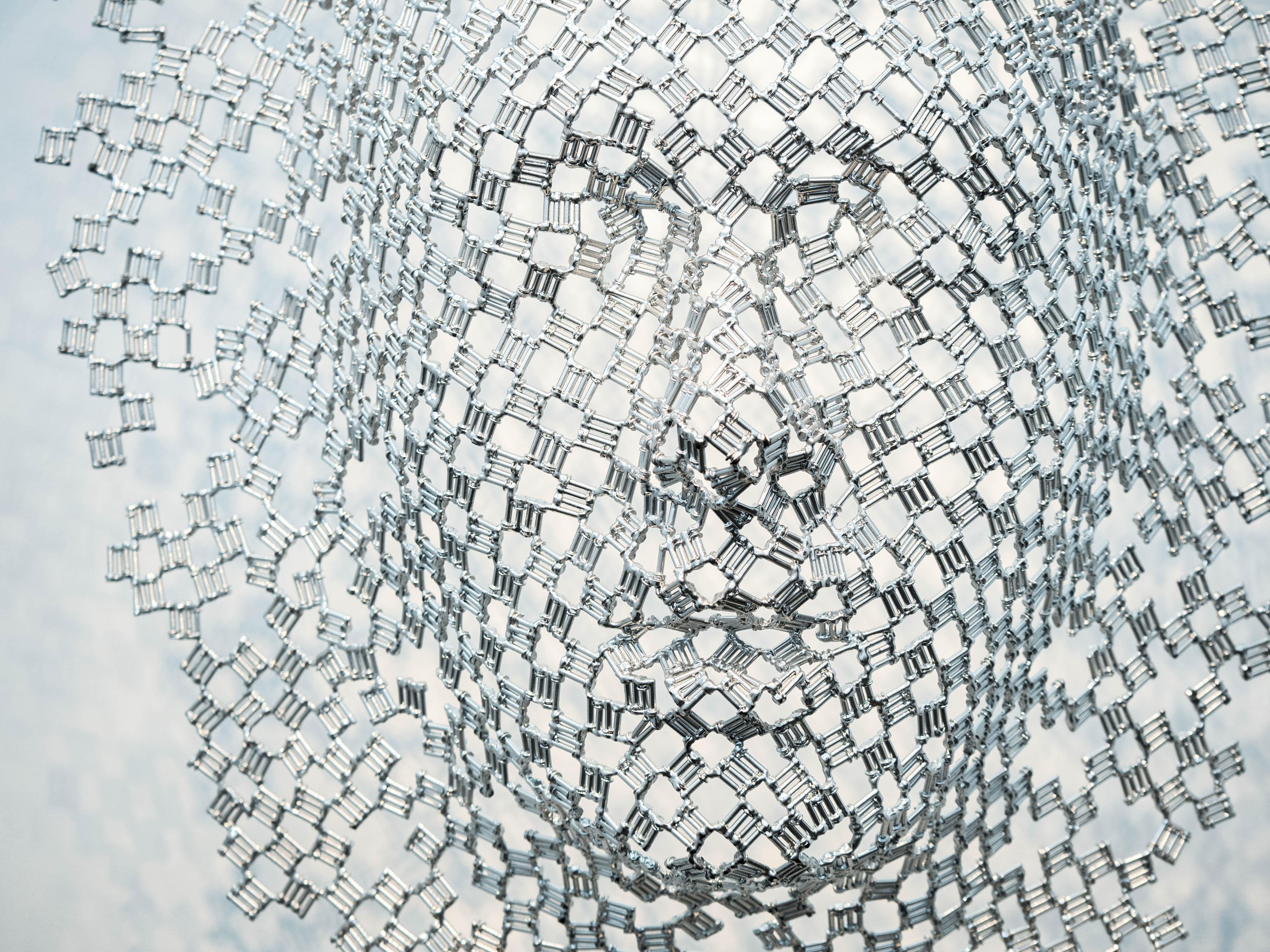 Intérieur extérieur - sculpture en acier abstraite, métal réutilisé, gothique, figurative en vente 1