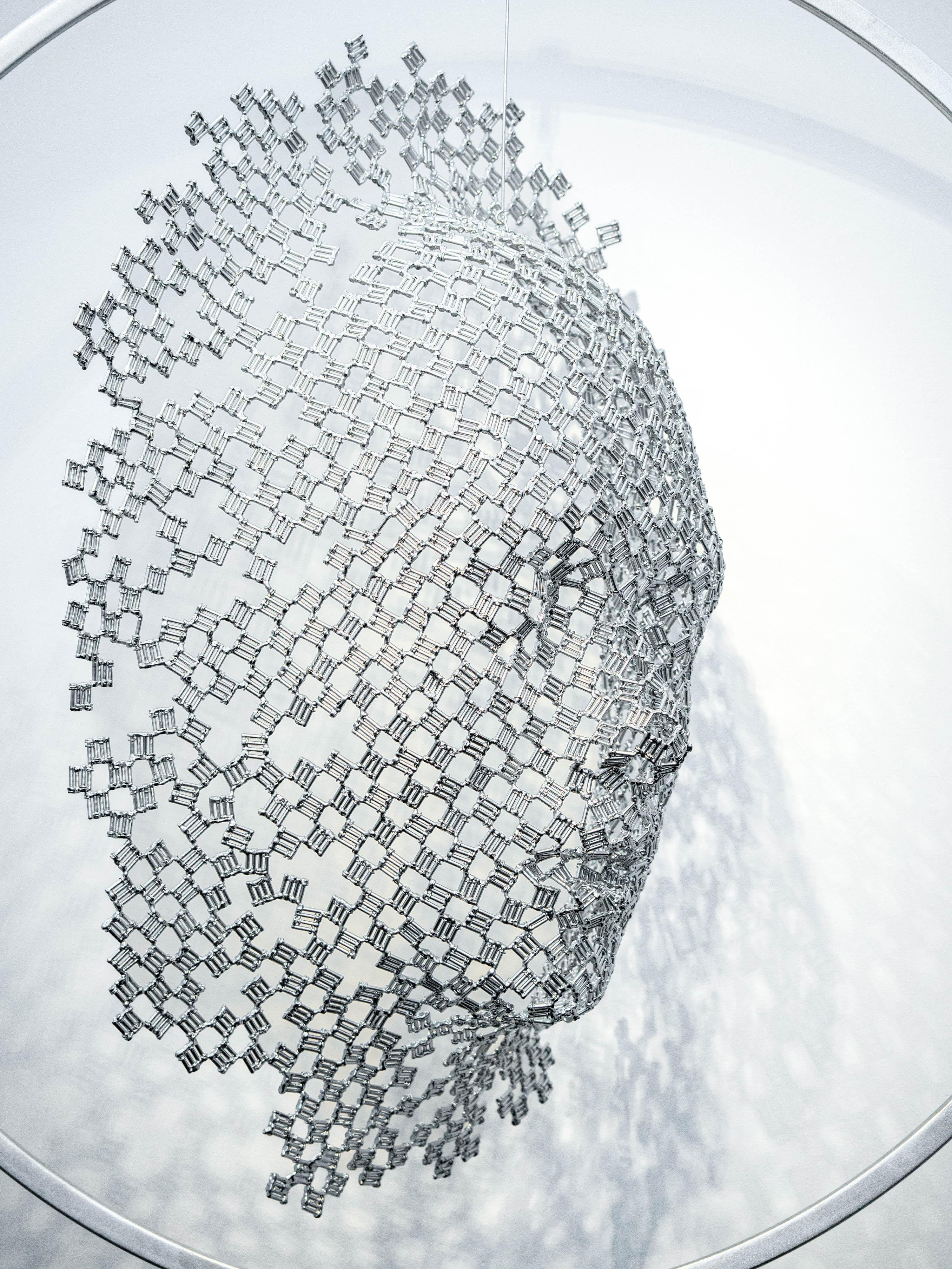 Intérieur extérieur - sculpture en acier abstraite, métal réutilisé, gothique, figurative en vente 2