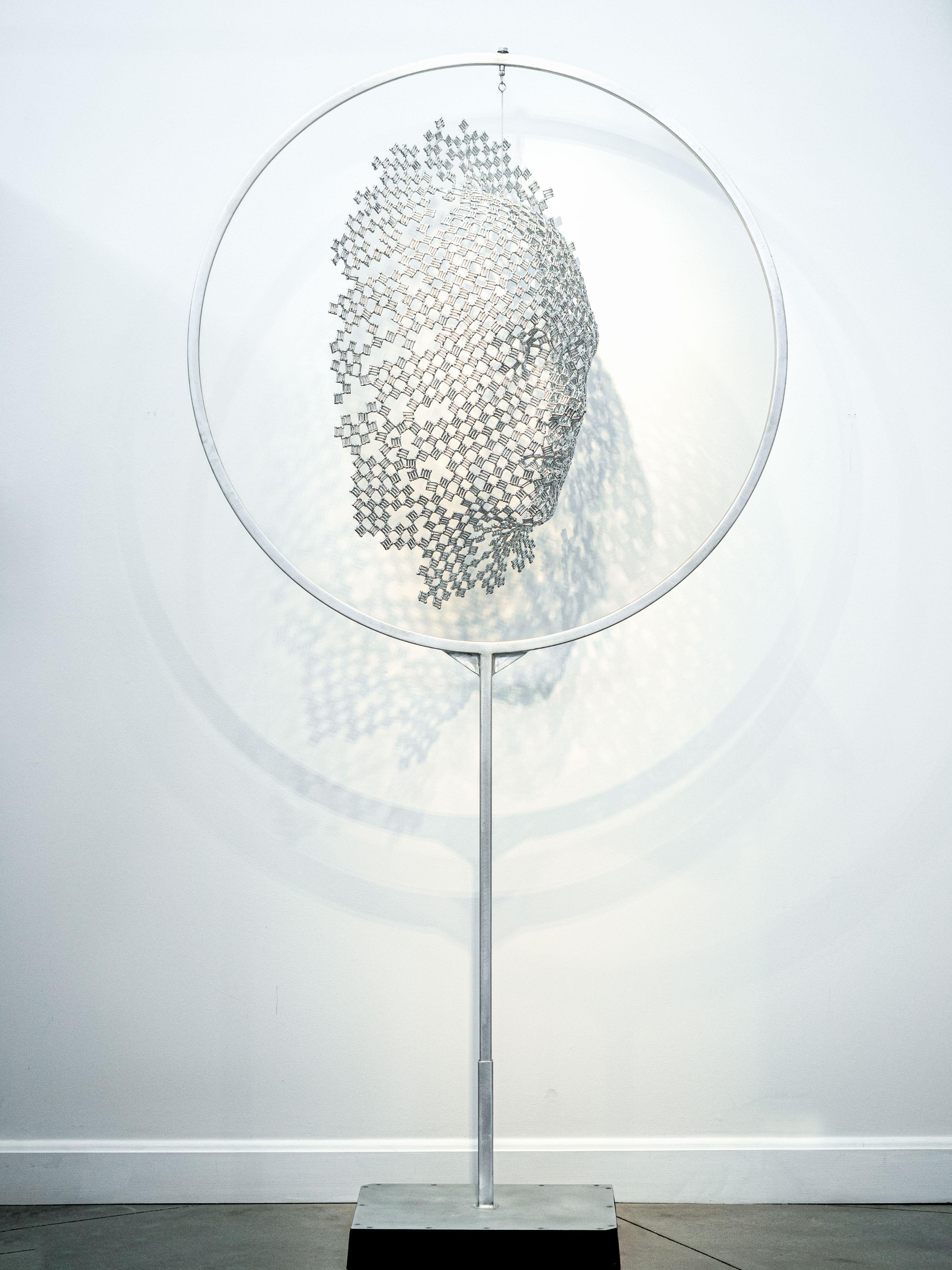 Intérieur extérieur - sculpture en acier abstraite, métal réutilisé, gothique, figurative en vente 3