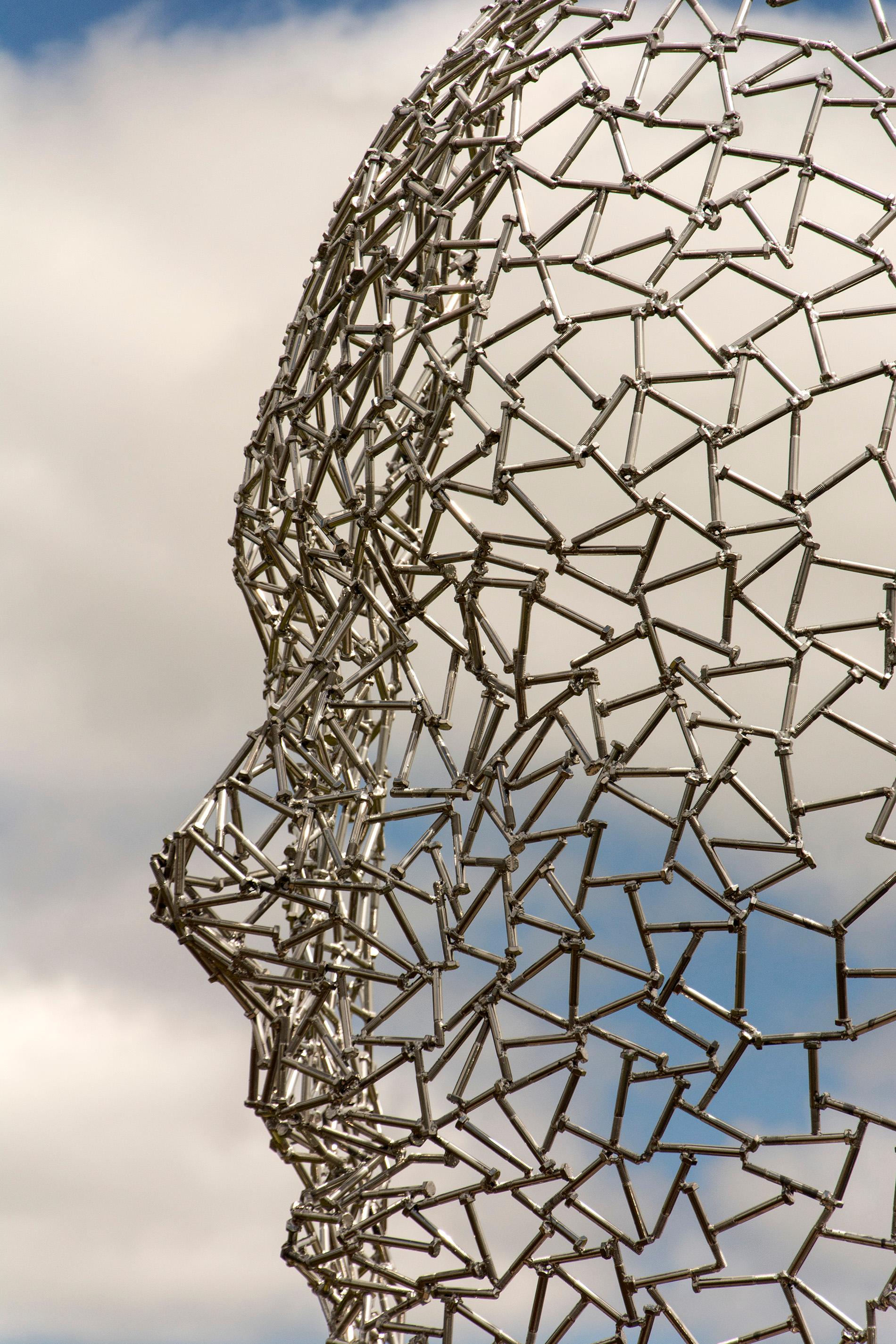 Große, abstrahierte, figurative Edelstahlskulptur für den Außenbereich – innen/außen (Beige), Figurative Sculpture, von Dale Dunning