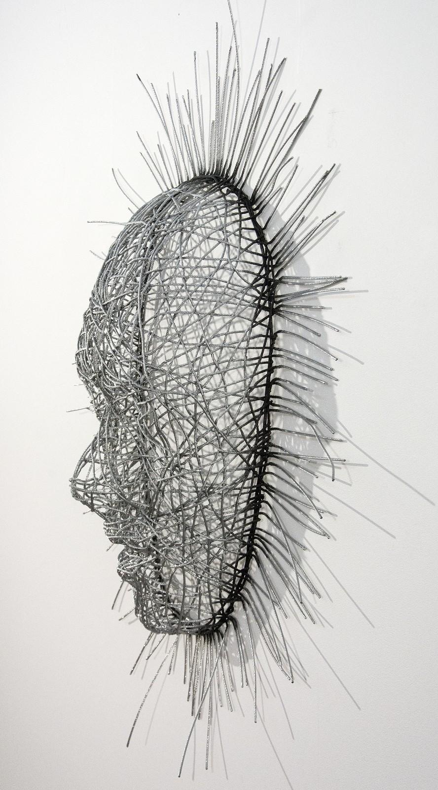 Radiant - argent, visage humain abstrait, sculpture murale en acier en forme de câble d'avion - Contemporain Sculpture par Dale Dunning