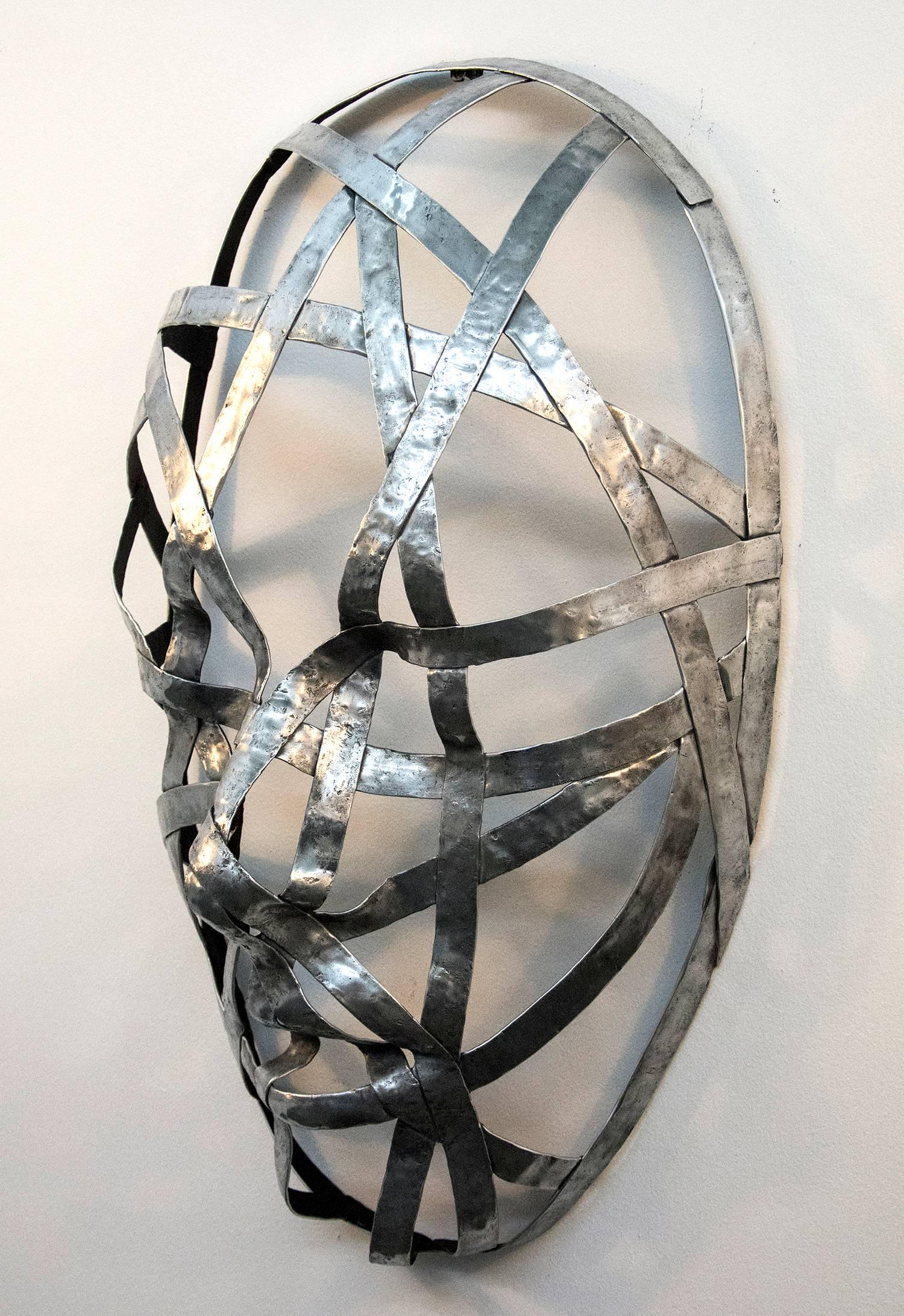 Triptyque Rapt - Grande sculpture murale figurative en aluminium essayé, masques et masques en vente 1