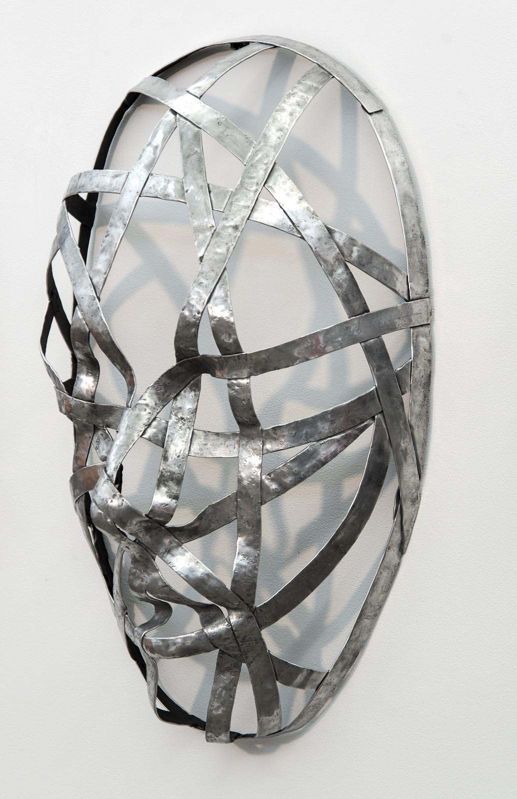 Triptyque Rapt - Grande sculpture murale figurative en aluminium essayé, masques et masques en vente 10