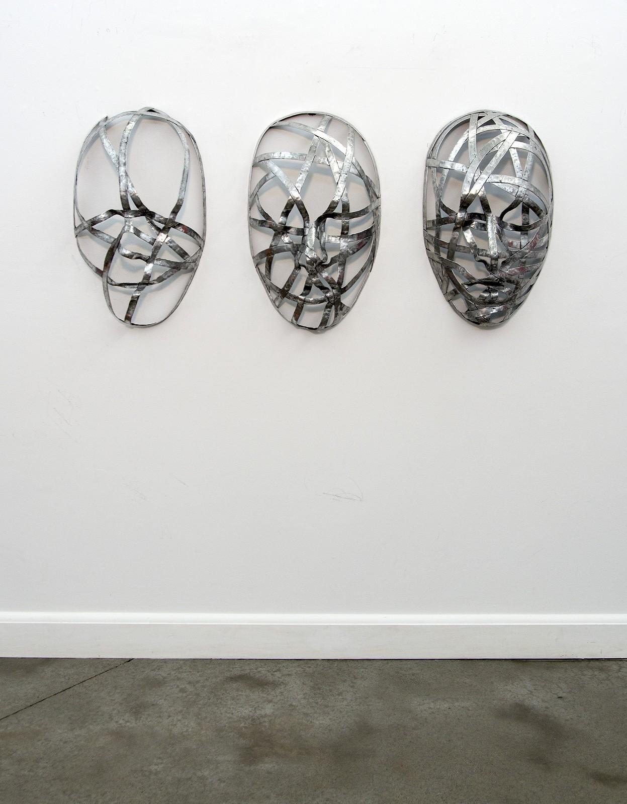 Triptyque Rapt - Grande sculpture murale figurative en aluminium essayé, masques et masques - Contemporain Sculpture par Dale Dunning
