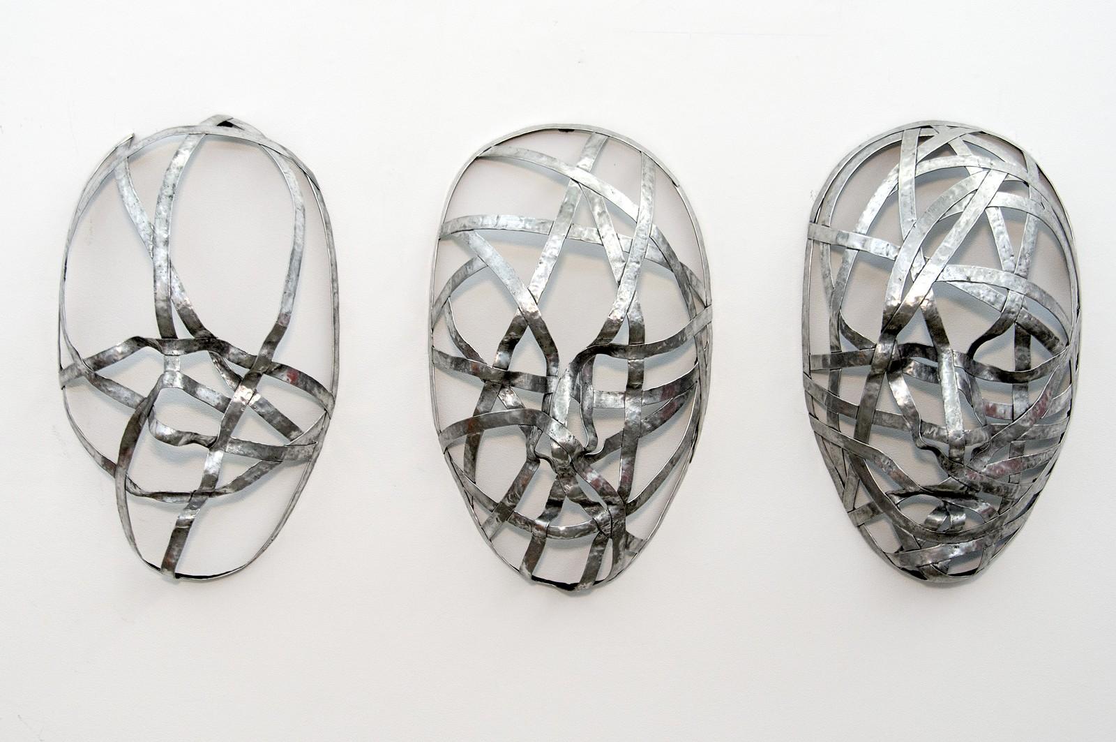 Triptyque Rapt - Grande sculpture murale figurative en aluminium essayé, masques et masques - Sculpture de Dale Dunning