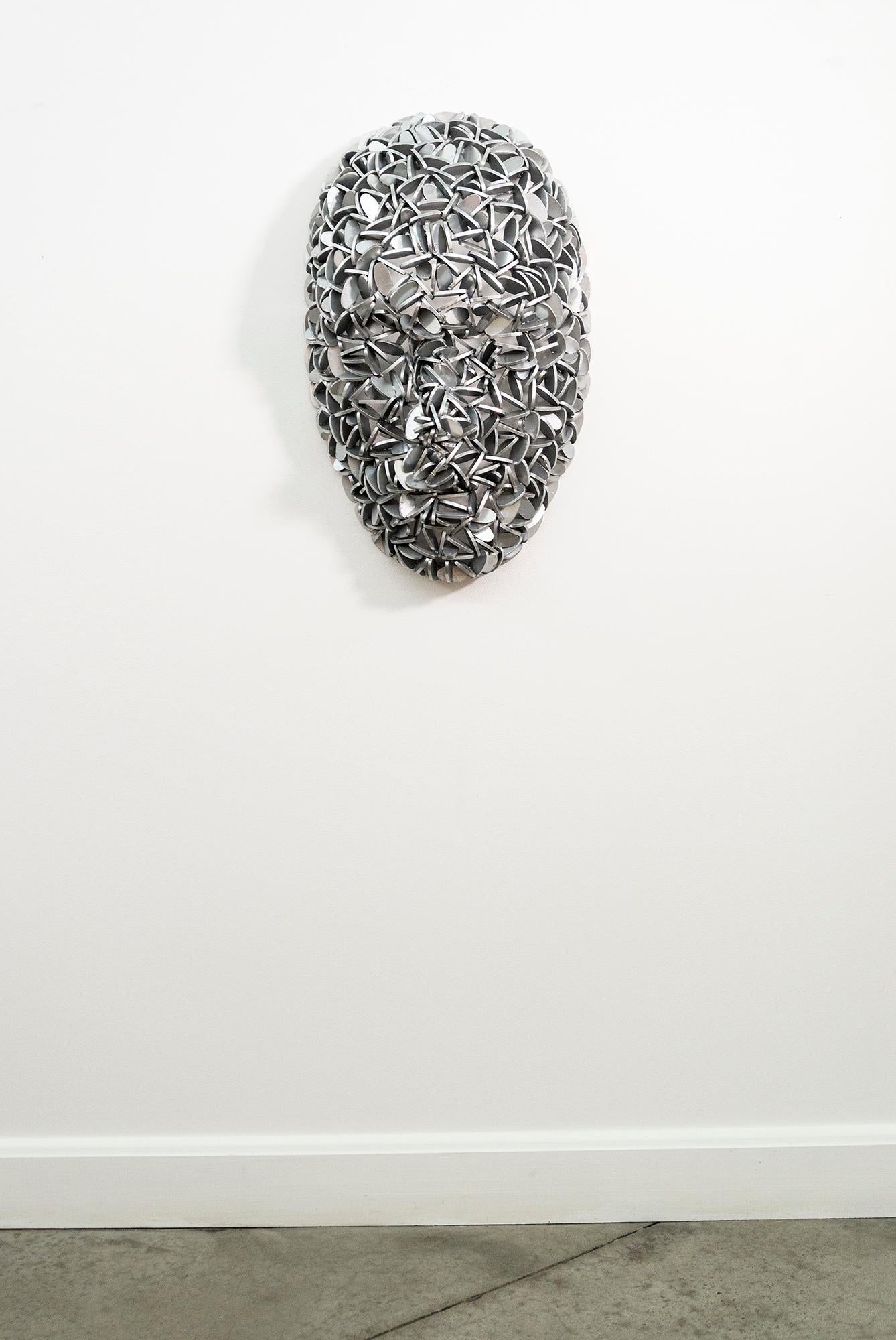 Dispersión - escultura mural contemporánea, figurativa, máscara, aluminio en venta 8
