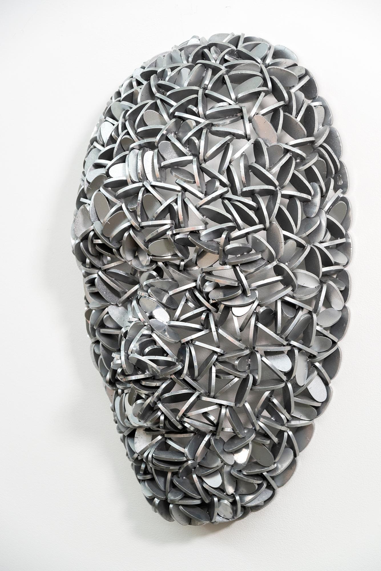 Dispersión - escultura mural contemporánea, figurativa, máscara, aluminio - Sculpture Abstracto de Dale Dunning
