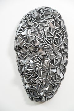 Scattering - zeitgenössische, figurative, Maske, Wandskulptur aus Aluminium