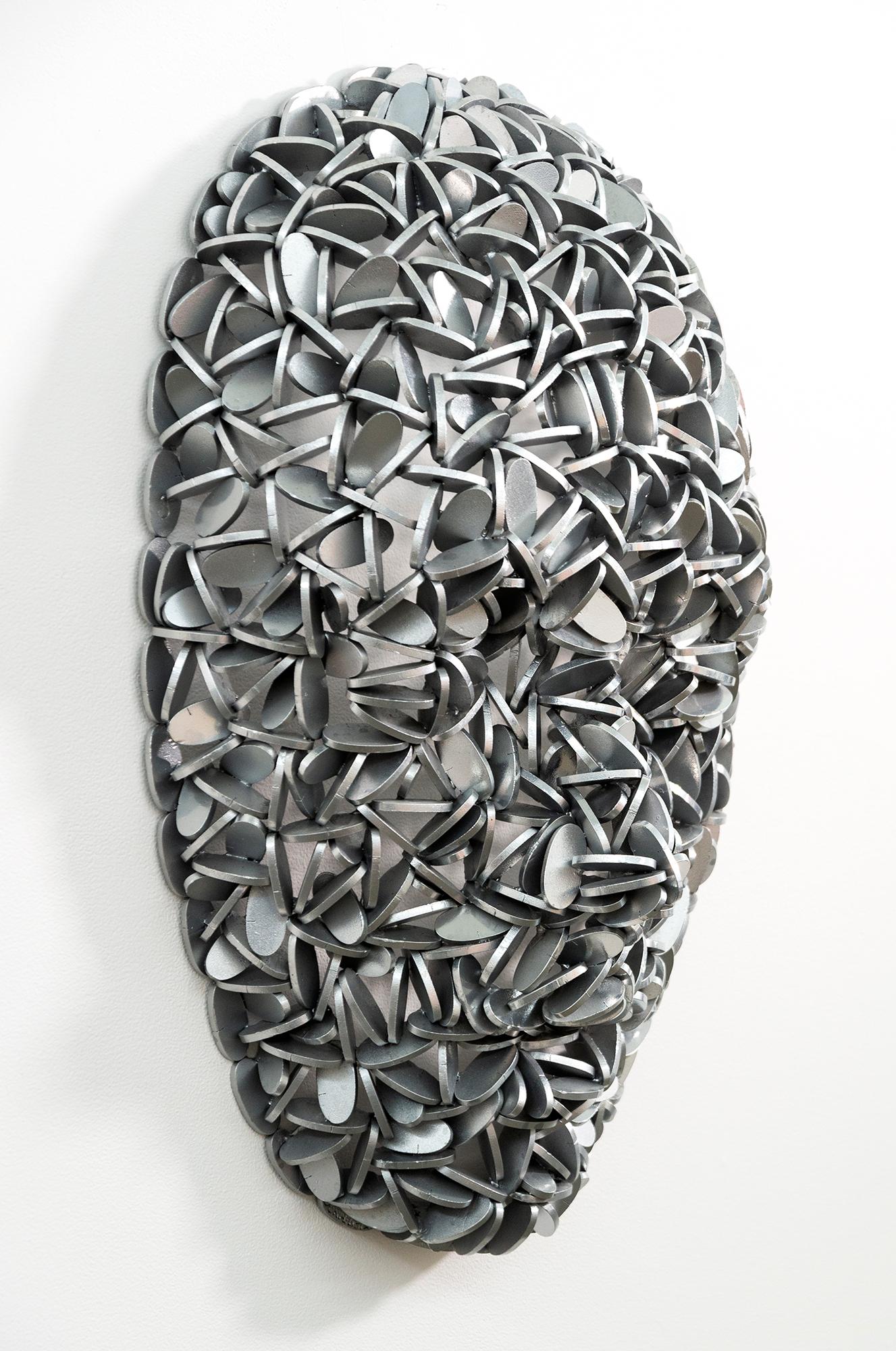 Dispersión - escultura mural contemporánea, figurativa, máscara, aluminio en venta 1