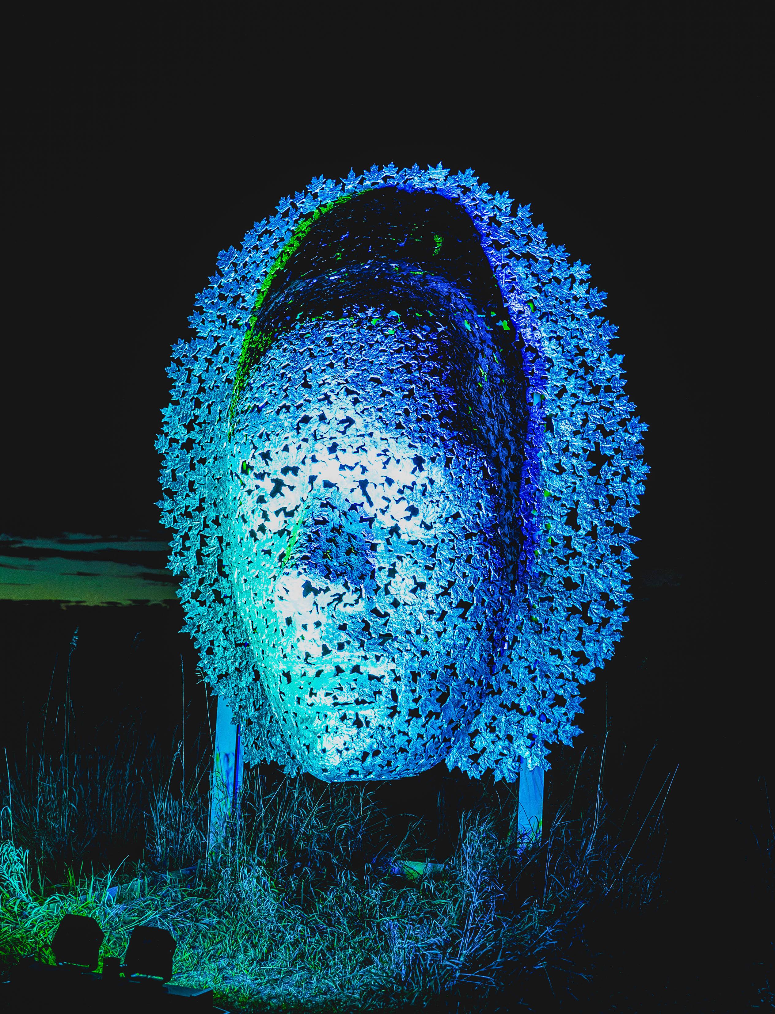 Figurative Sculpture Dale Dunning - A Silver Maple (Large) - sculpture figurative en aluminium pour l
extérieur, fixée au mur