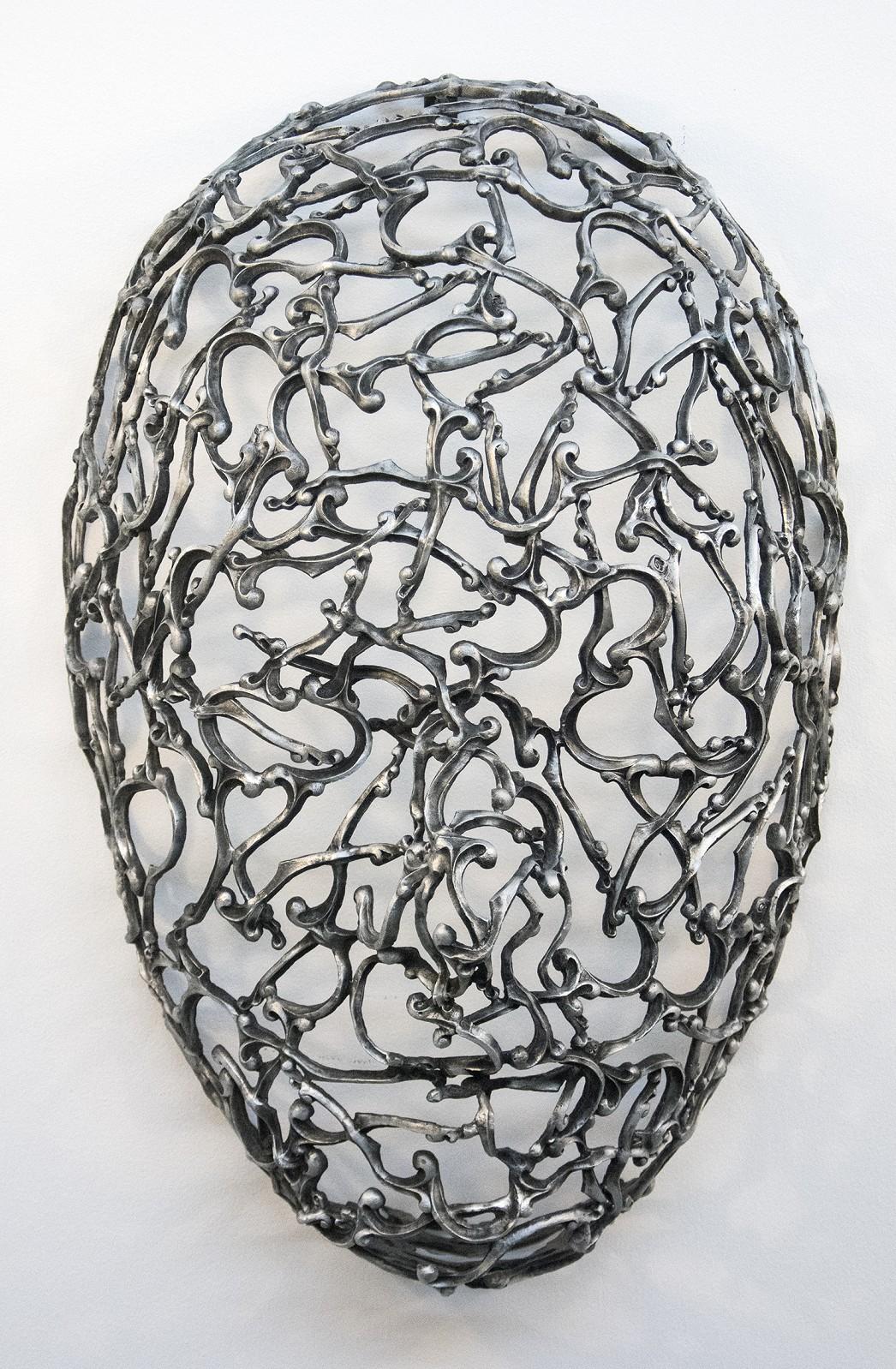 Wiederverwendete Zierleisten im georgianischen Stil sind in dieser einzigartigen Skulptur von Dale Dunning zu einer großen Maske geformt und in Aluminium gegossen. Die Oberfläche der Maske hat eine wellenförmige Qualität, die an die Erfahrung des