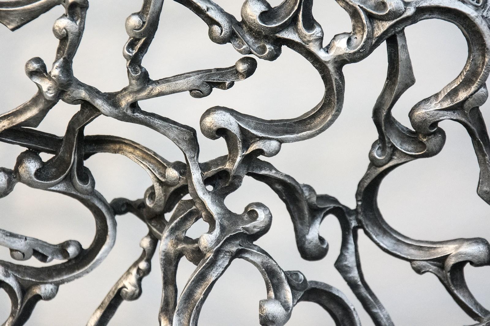 Schlangen und Buchstaben – figurative Wandskulptur aus Metall, gotische, Aluminium im Angebot 1