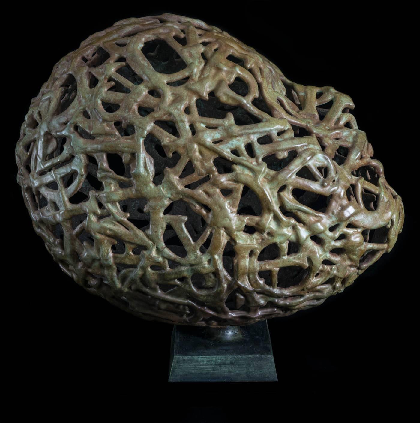 De grandes lettres en métal, soudées ensemble pour former une tête abstraite, sont habilement coulées dans le bronze par le sculpteur Dale Dunning. Le titre de cette œuvre énigmatique, 