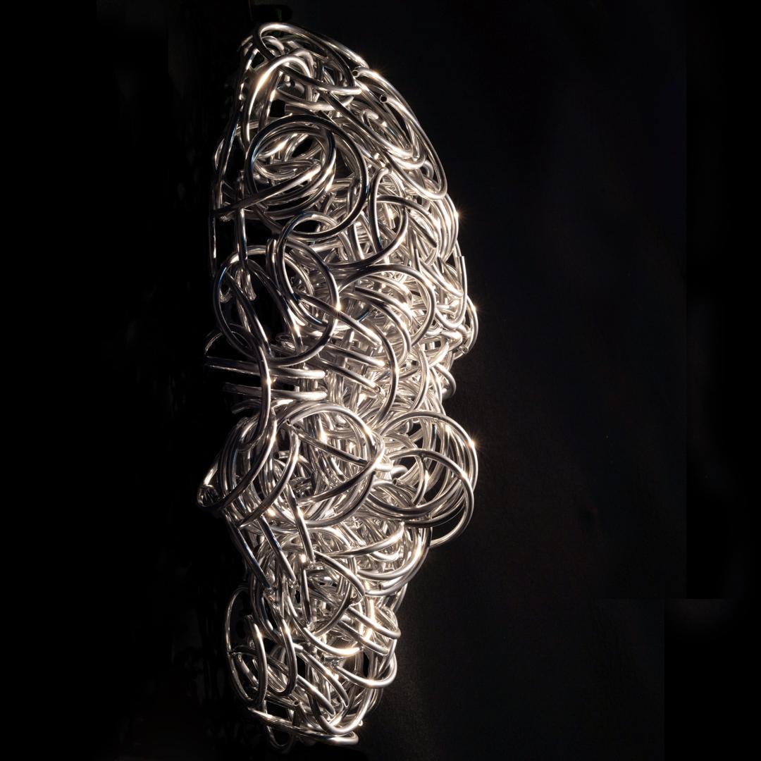 Primavera - contemporaneo, figurativo, maschera, alluminio, cromo, scultura da parete in vendita 3