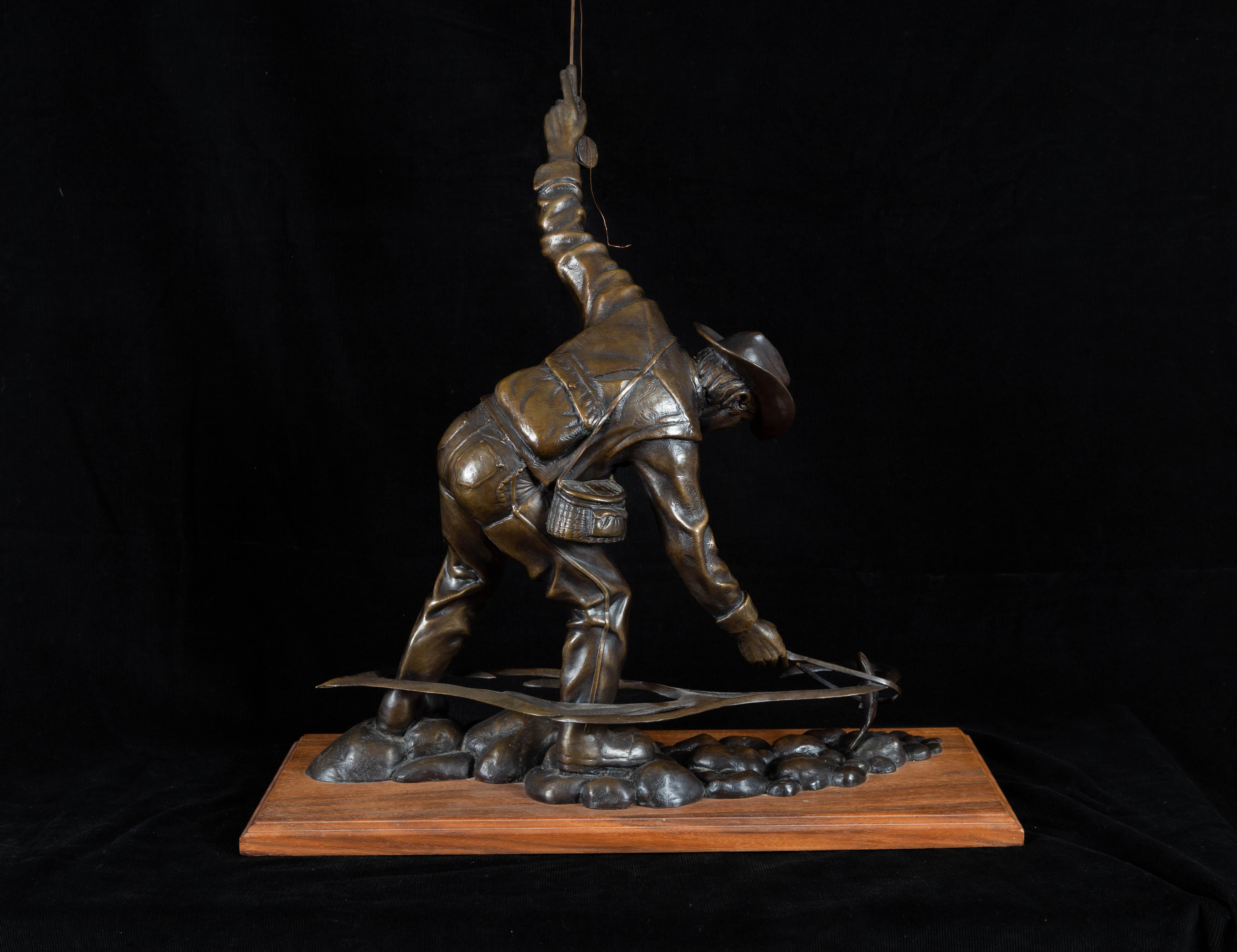 « The Native », sculpture de pêcheur de mouche en bronze avec base en bois, Western Art - Sculpture de Dale E Wood