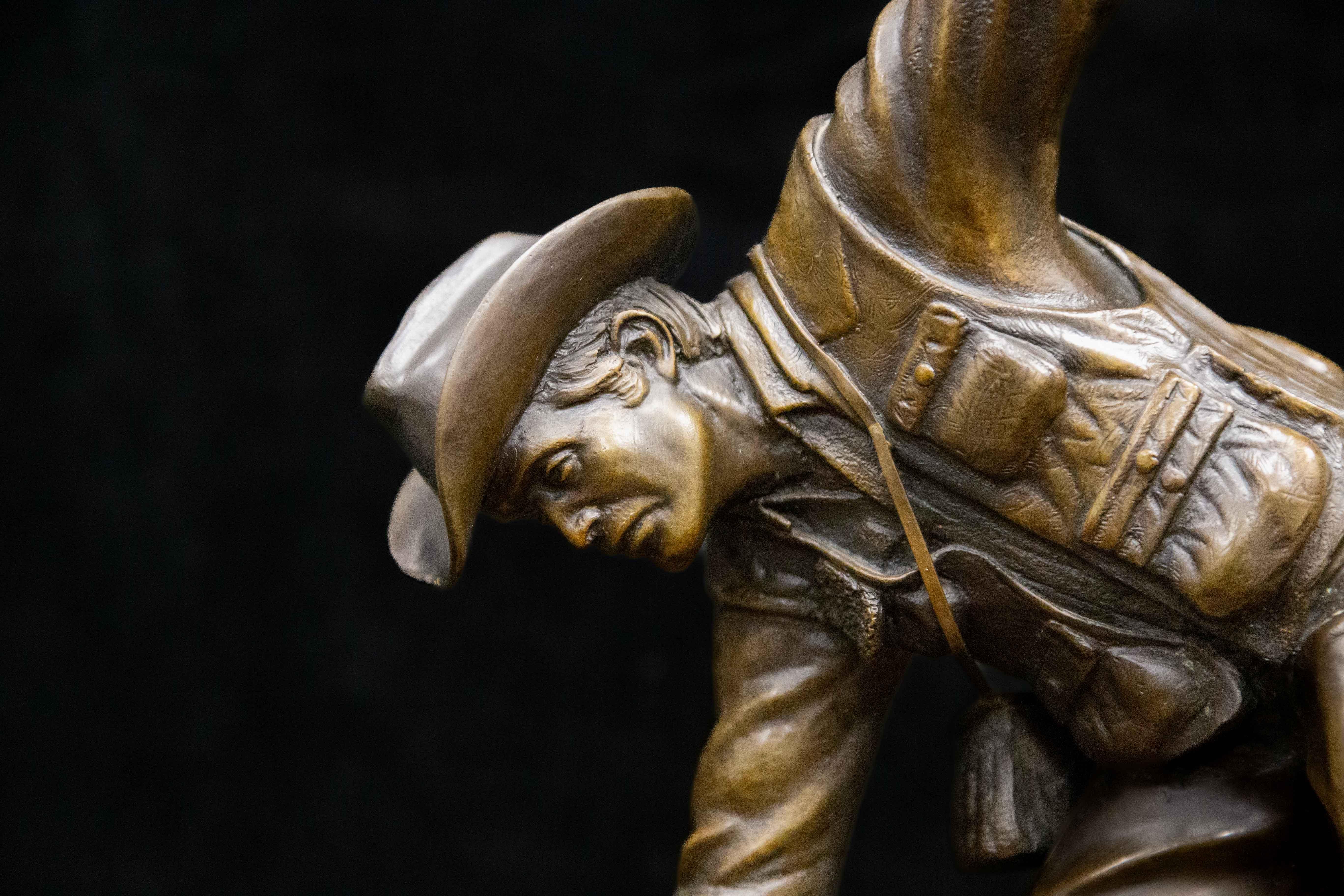« The Native », sculpture de pêcheur de mouche en bronze avec base en bois, Western Art - Réalisme américain Sculpture par Dale E Wood
