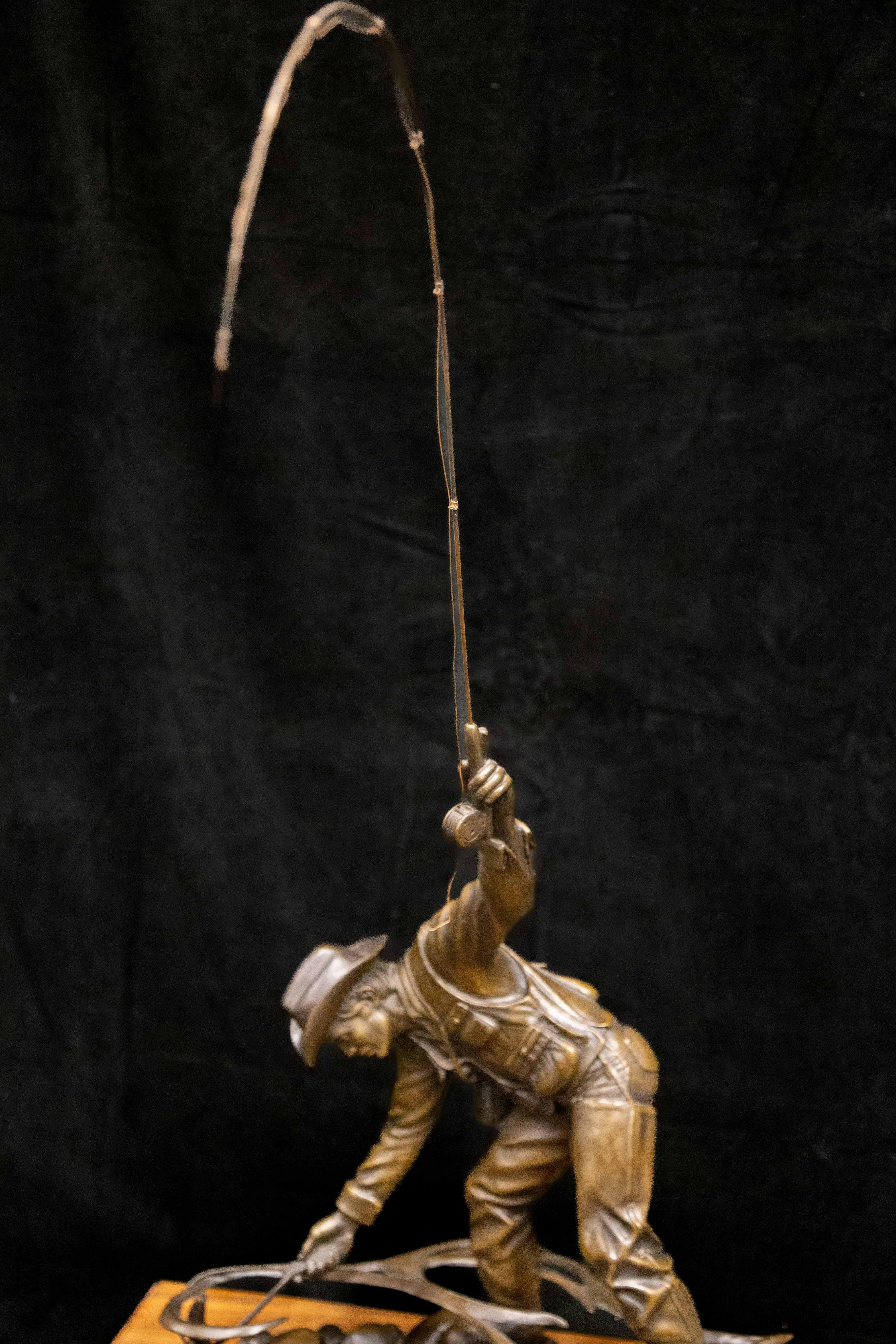 L'autochtone par Dale E Wood
Sculpture contemporaine en bronze d'un pêcheur à la mouche sur une base en bois
La canne à mouche s'étend en hauteur et devant la sculpture.
31