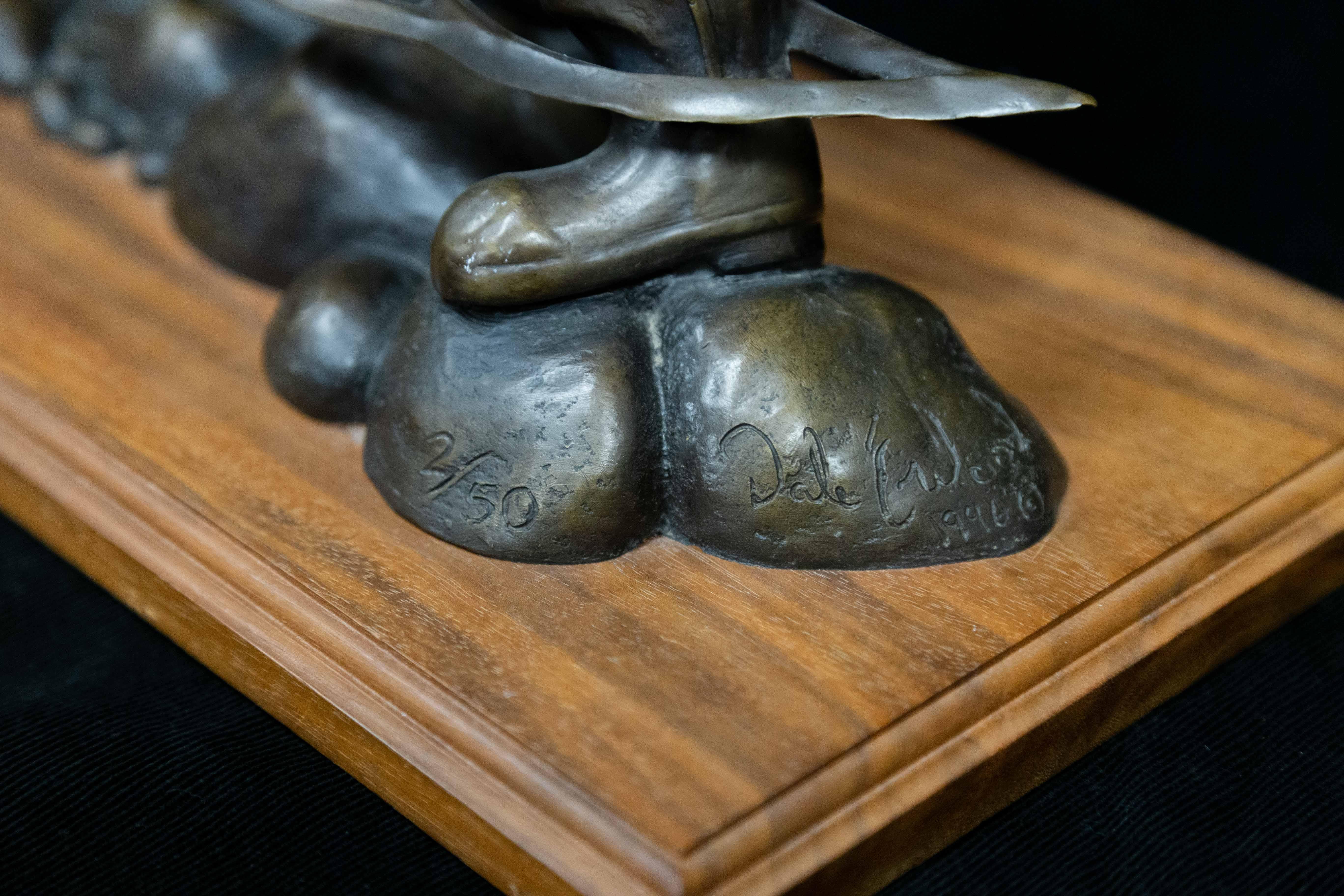 « The Native », sculpture de pêcheur de mouche en bronze avec base en bois, Western Art en vente 2