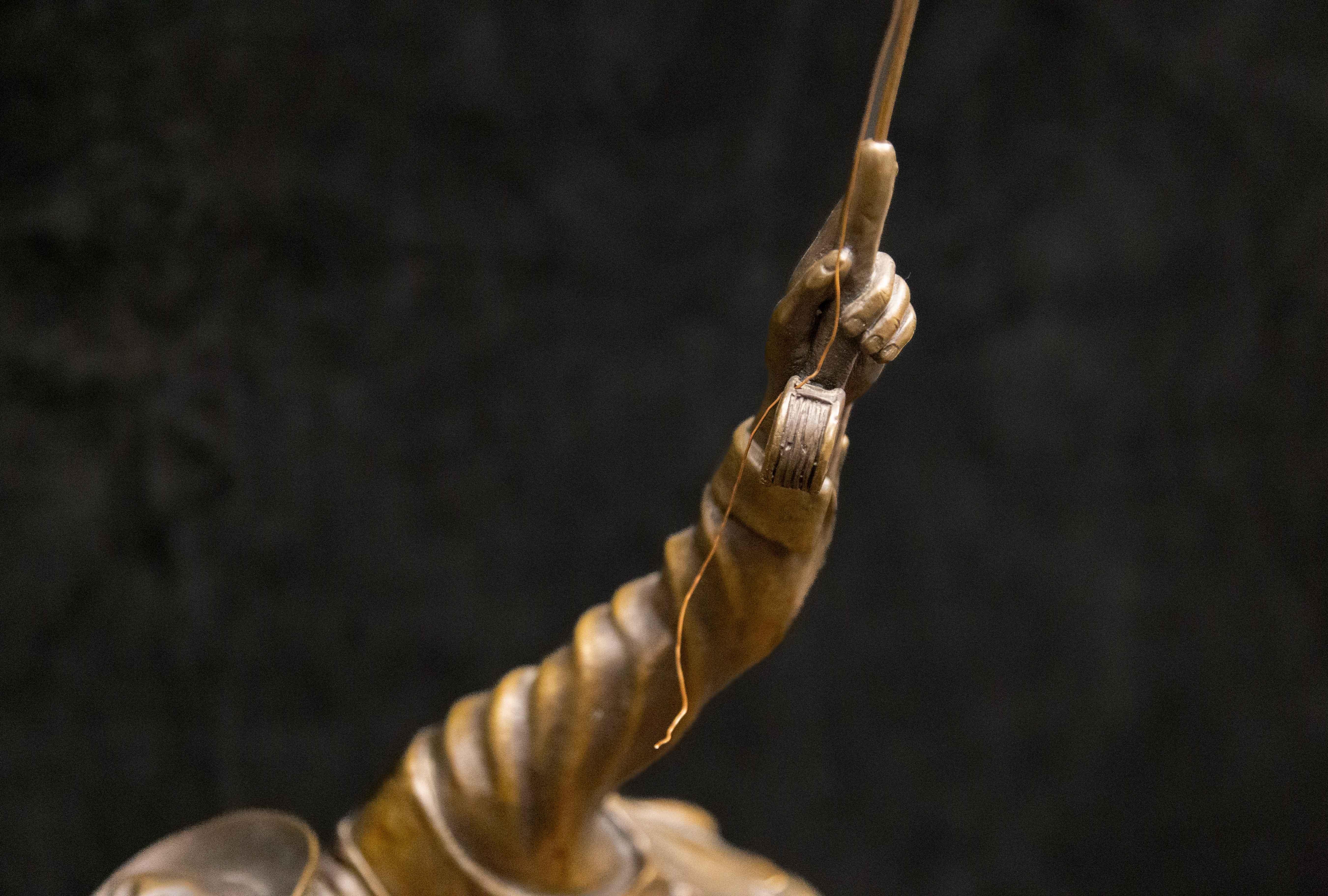 « The Native », sculpture de pêcheur de mouche en bronze avec base en bois, Western Art en vente 3
