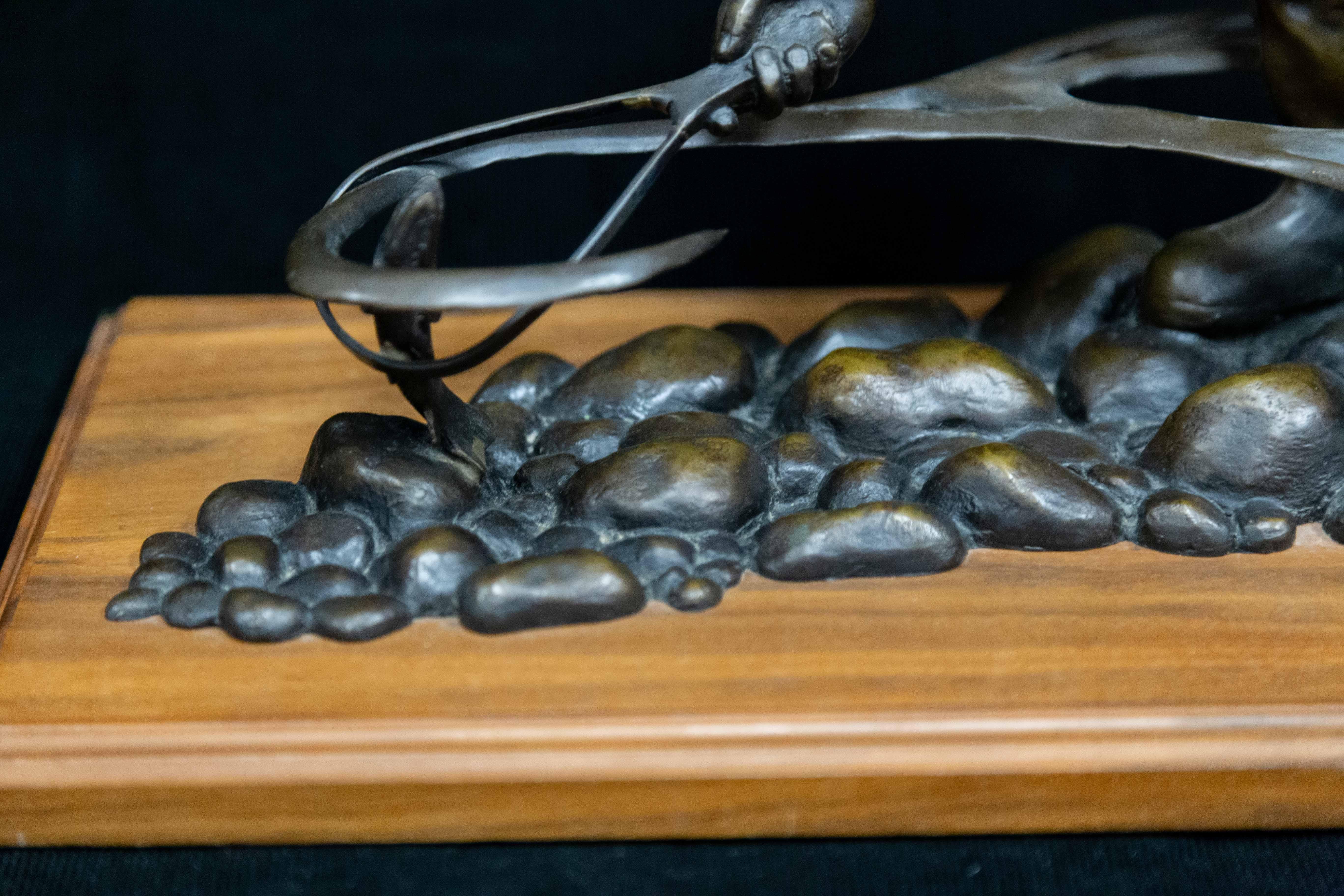 « The Native », sculpture de pêcheur de mouche en bronze avec base en bois, Western Art en vente 4